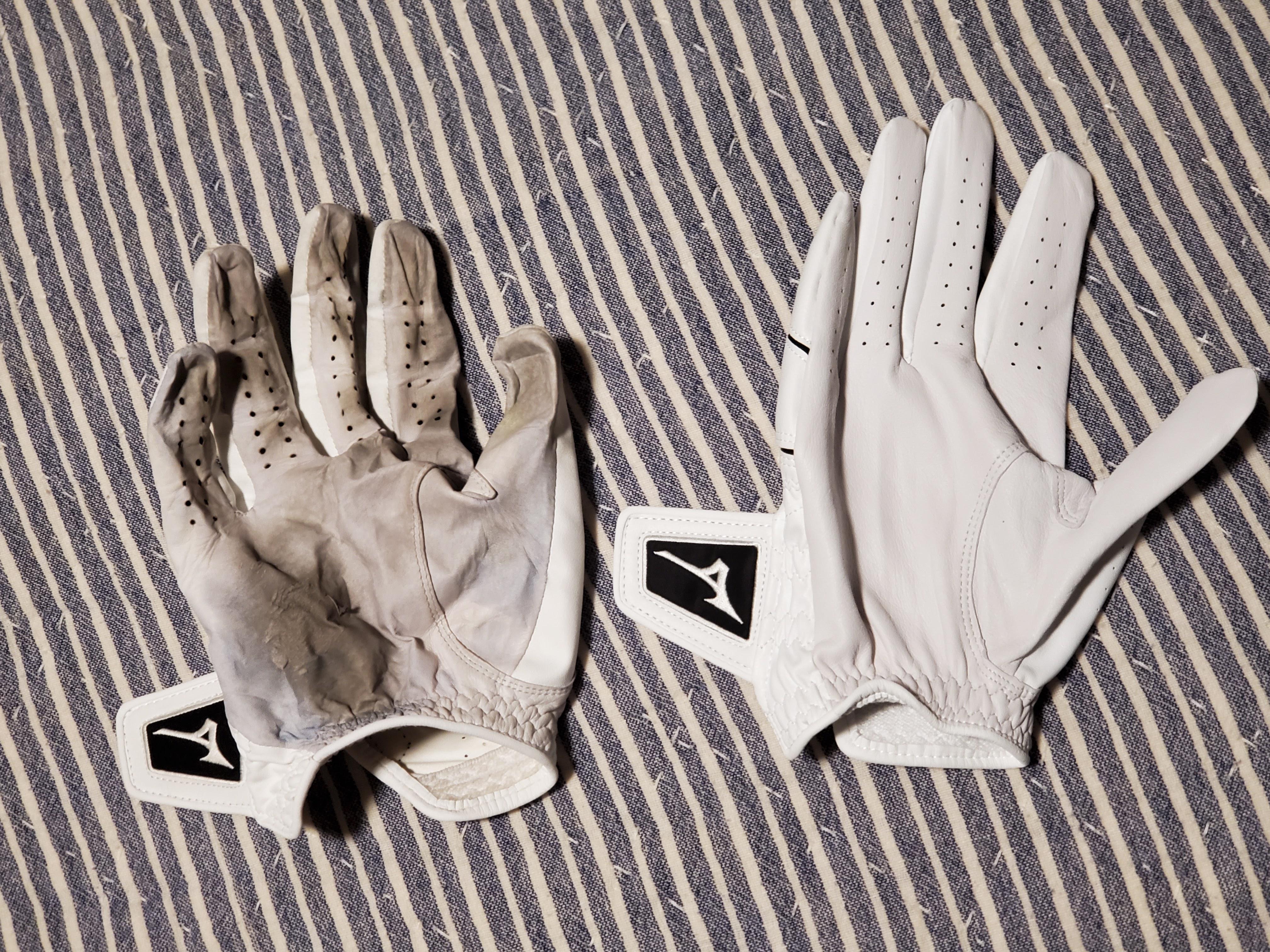 New leather golf glove vs. well worn glove (15 rounds) r/Wellworn