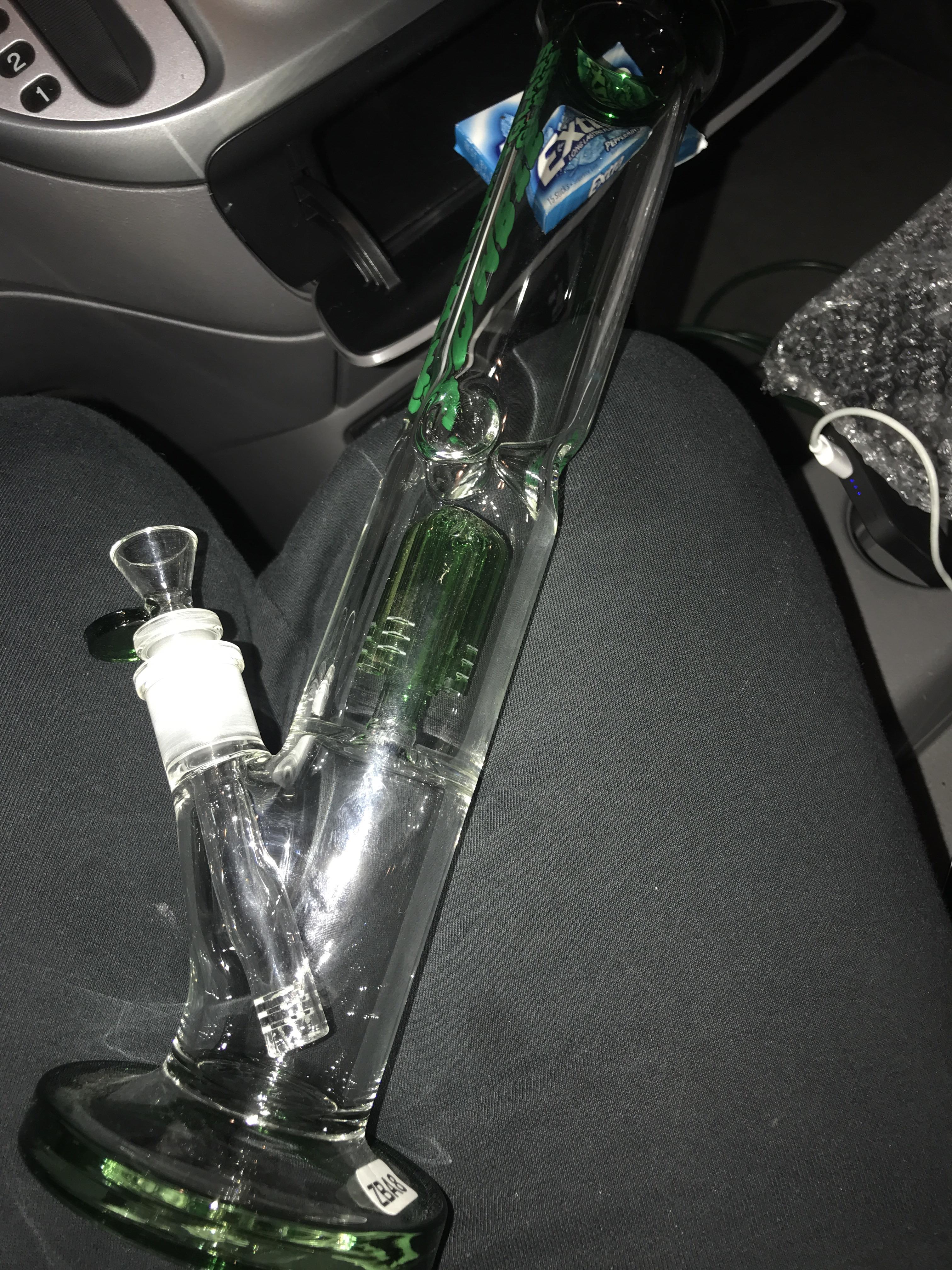 Bought my first water bong. Do I fill up the bottom part only? Bongs