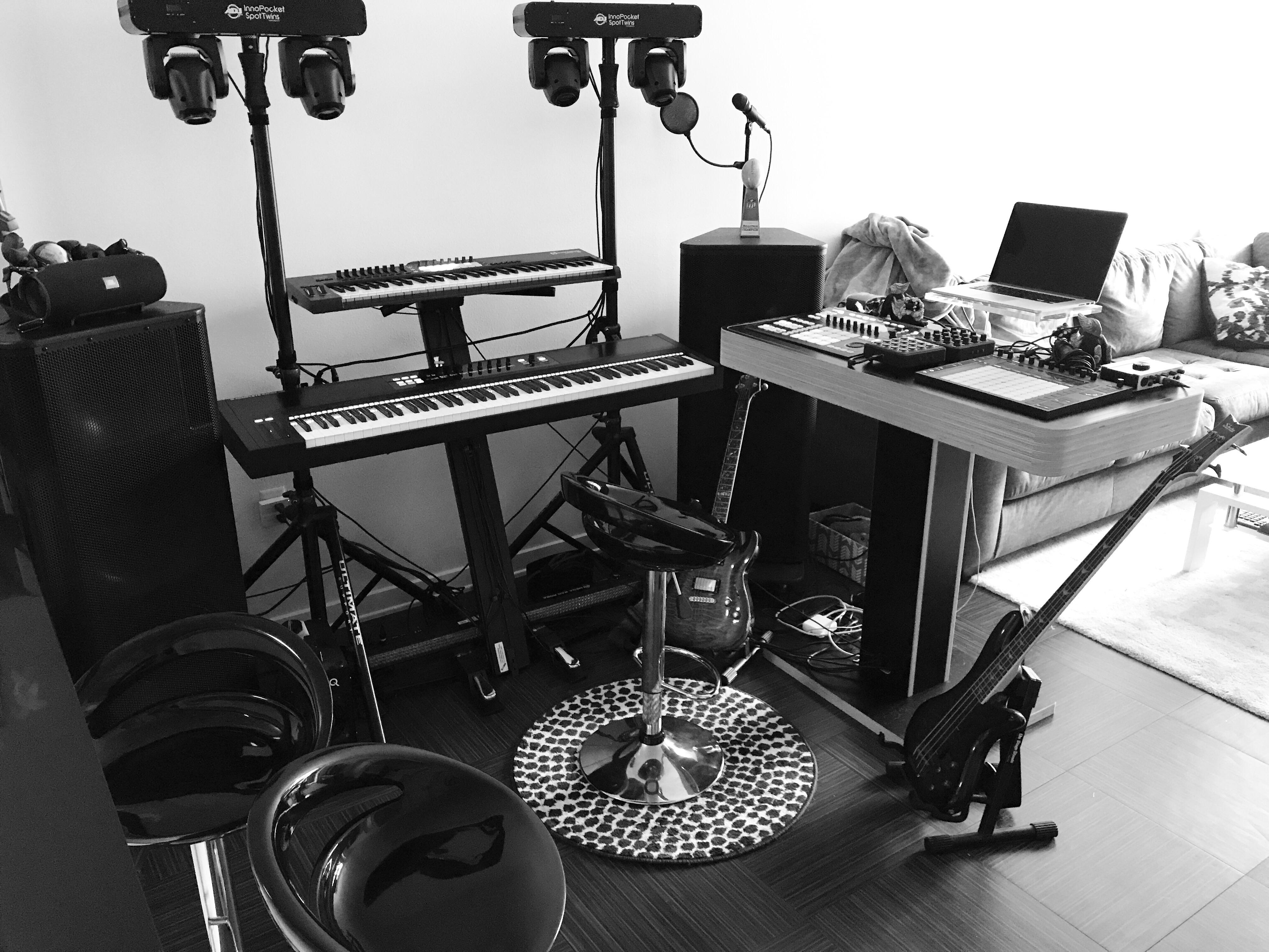 Live Electronic Music mobile studio (rearranged) r/MusicBattlestations
