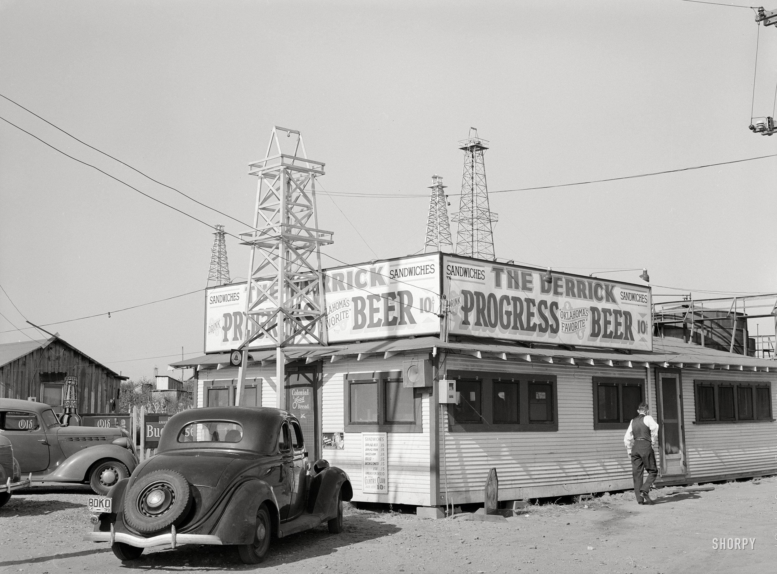 The Derrick, a roadhouse in an Oklahoma City oil field. August 1939 r