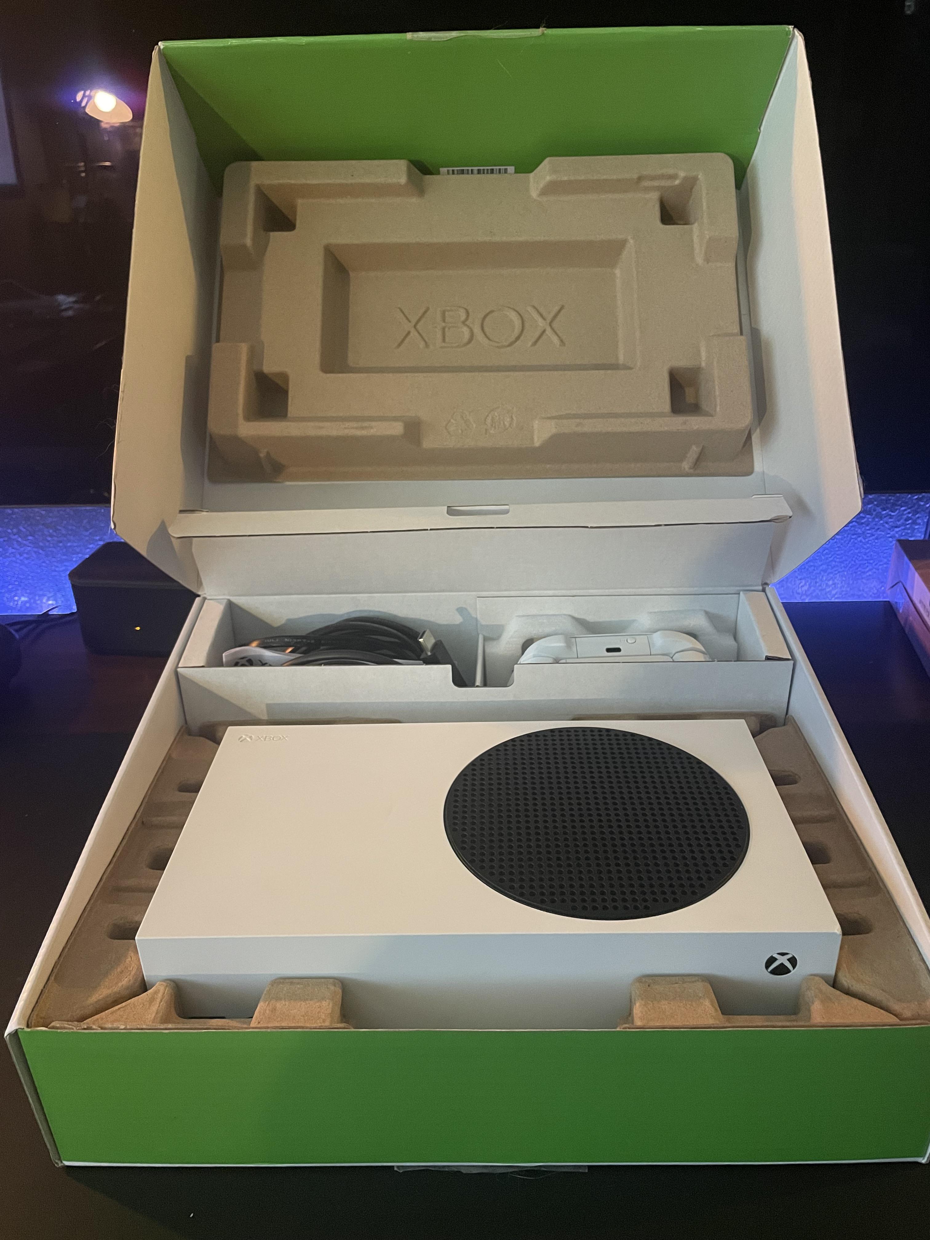 Xbox Series S all original accessories and box. 250 r/eugbst