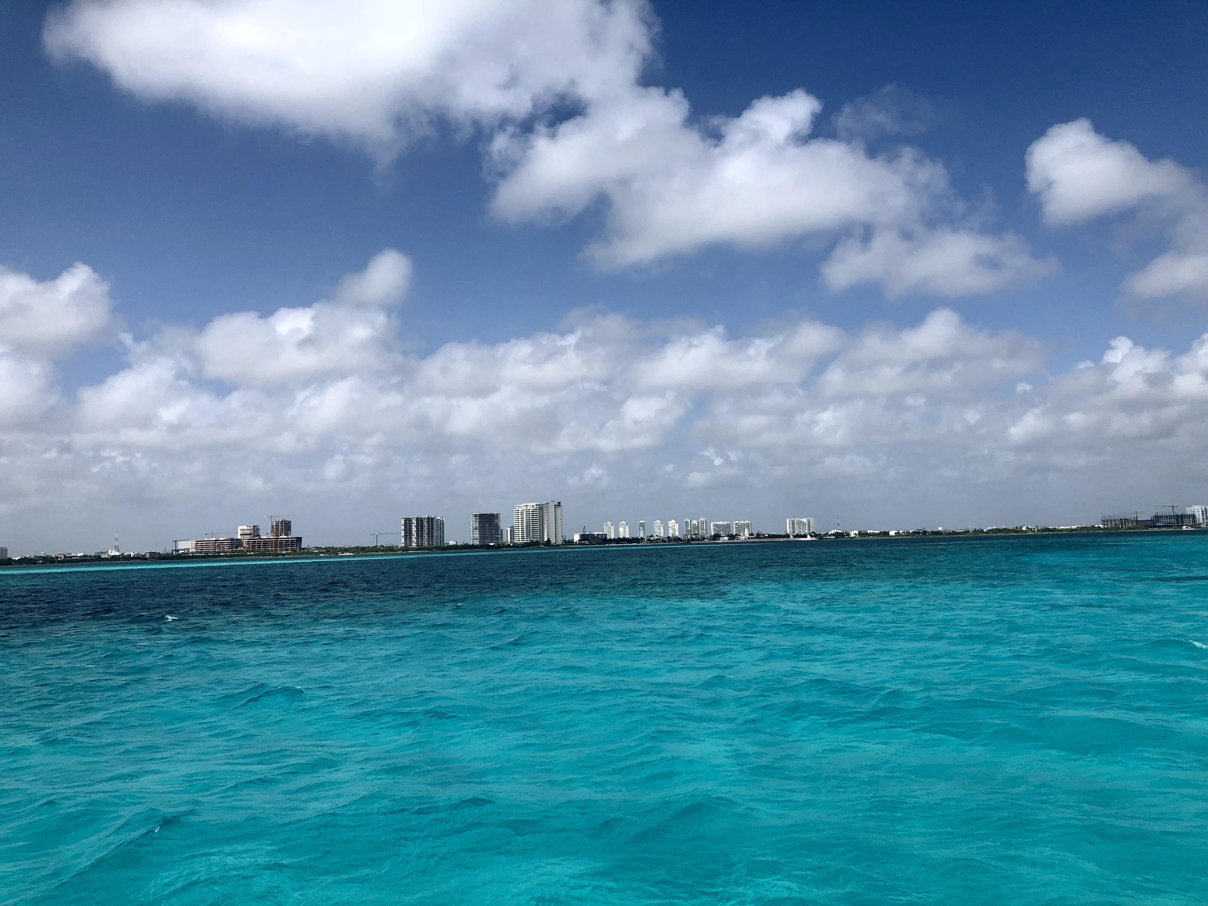 Crystal blue Cancún waters, Mexico [1334x750] r/waterporn