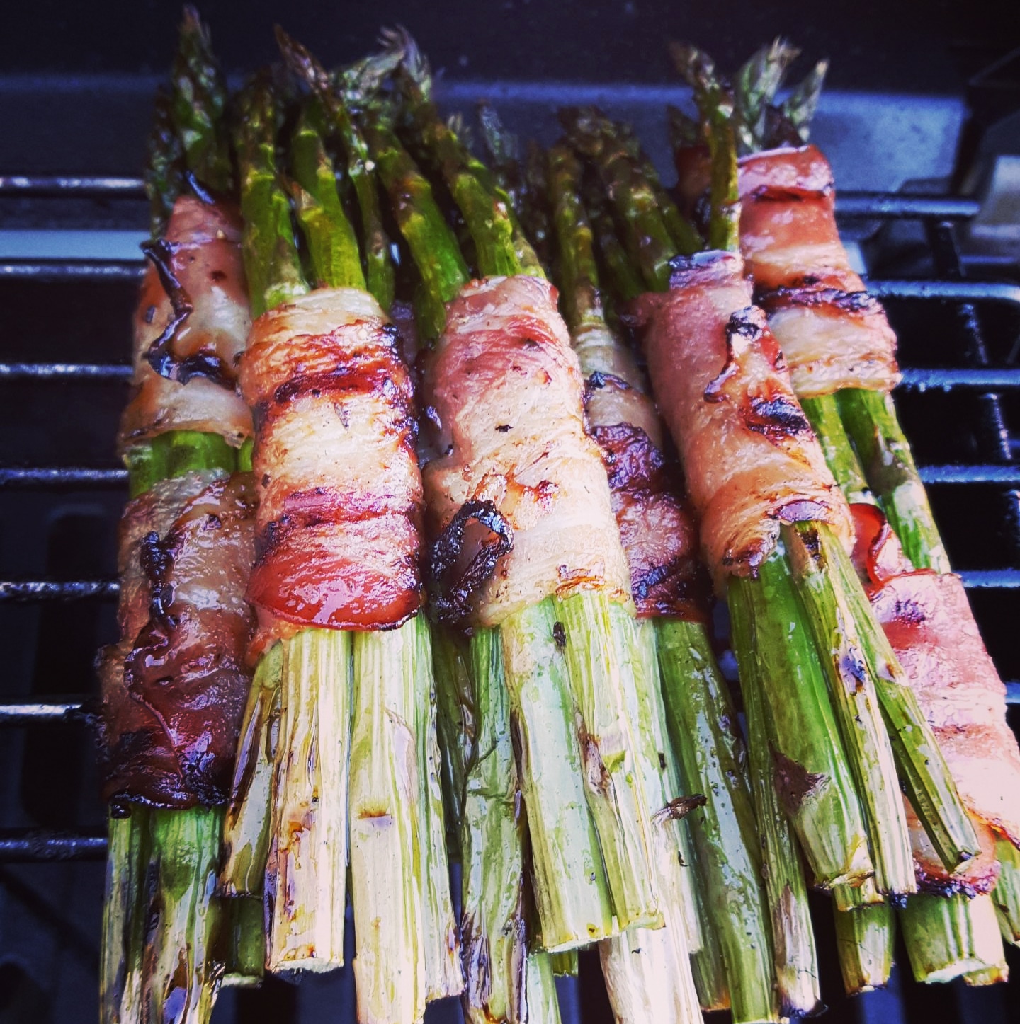 I made asparagus with bacon as a side dish on my gas grill. r/FoodPorn