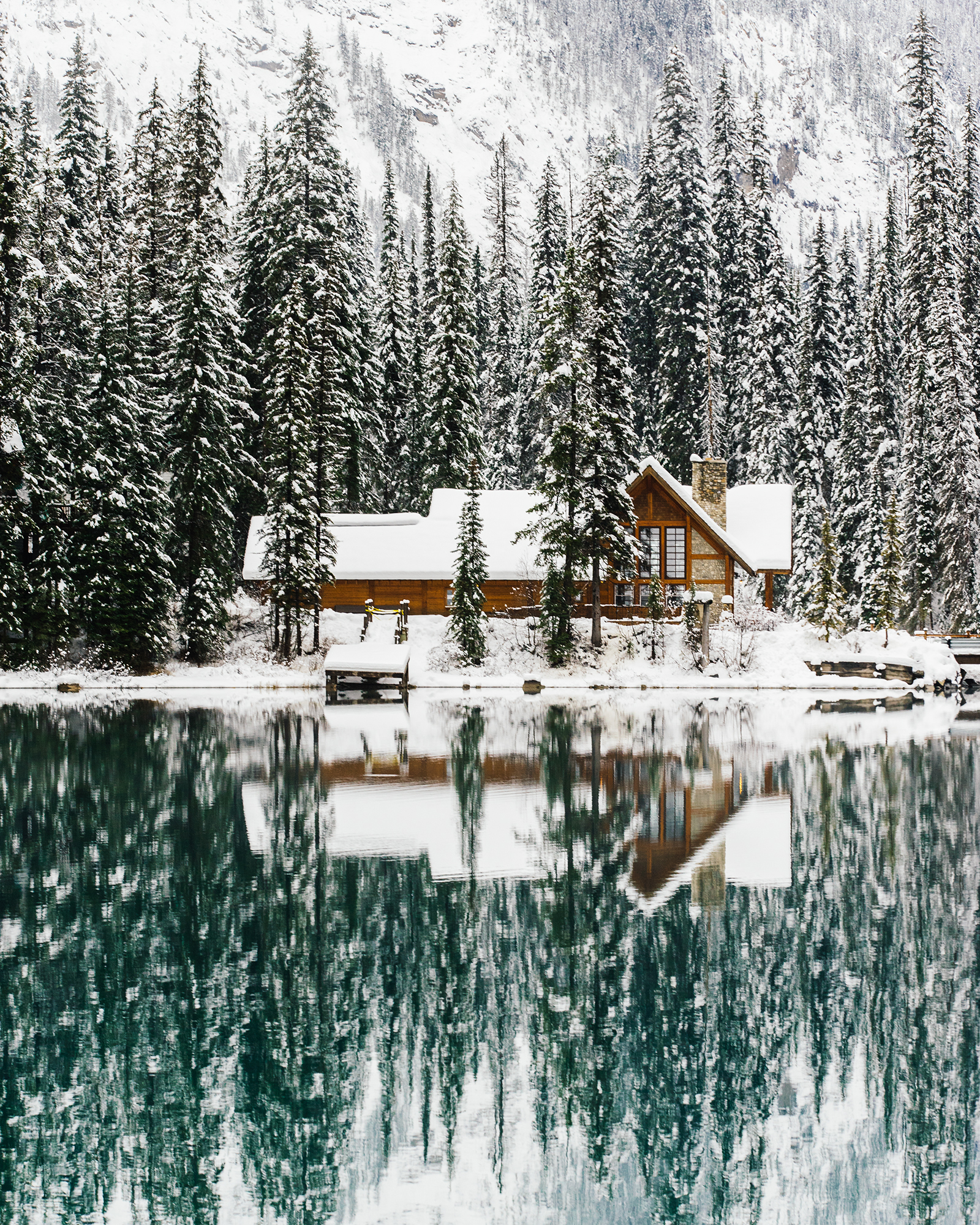A log cabin in Lake Canada by Stevin Tuchiwsky r/MostBeautiful