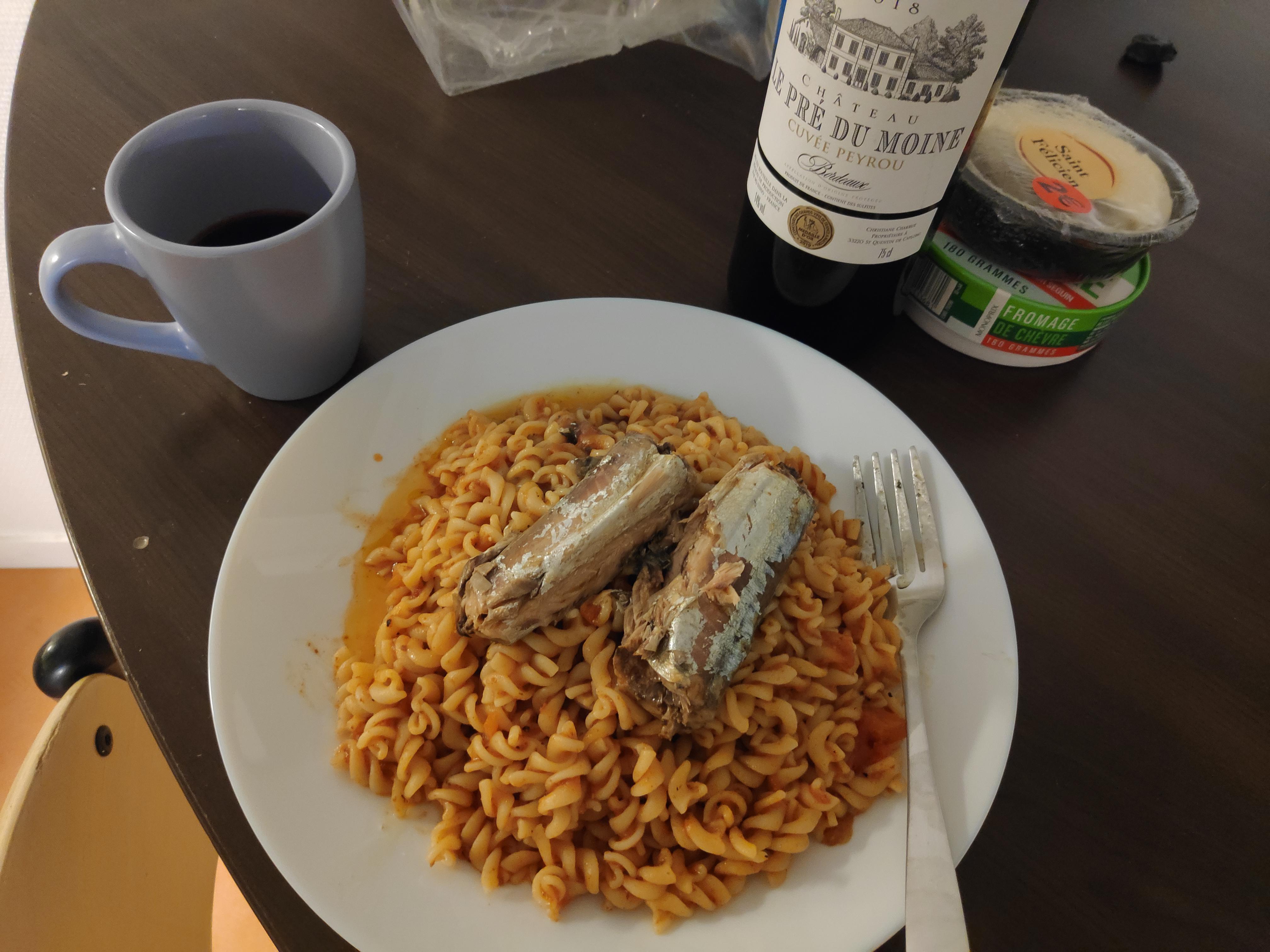 Pasta screws with bolognese and sardines on its "sauce", by