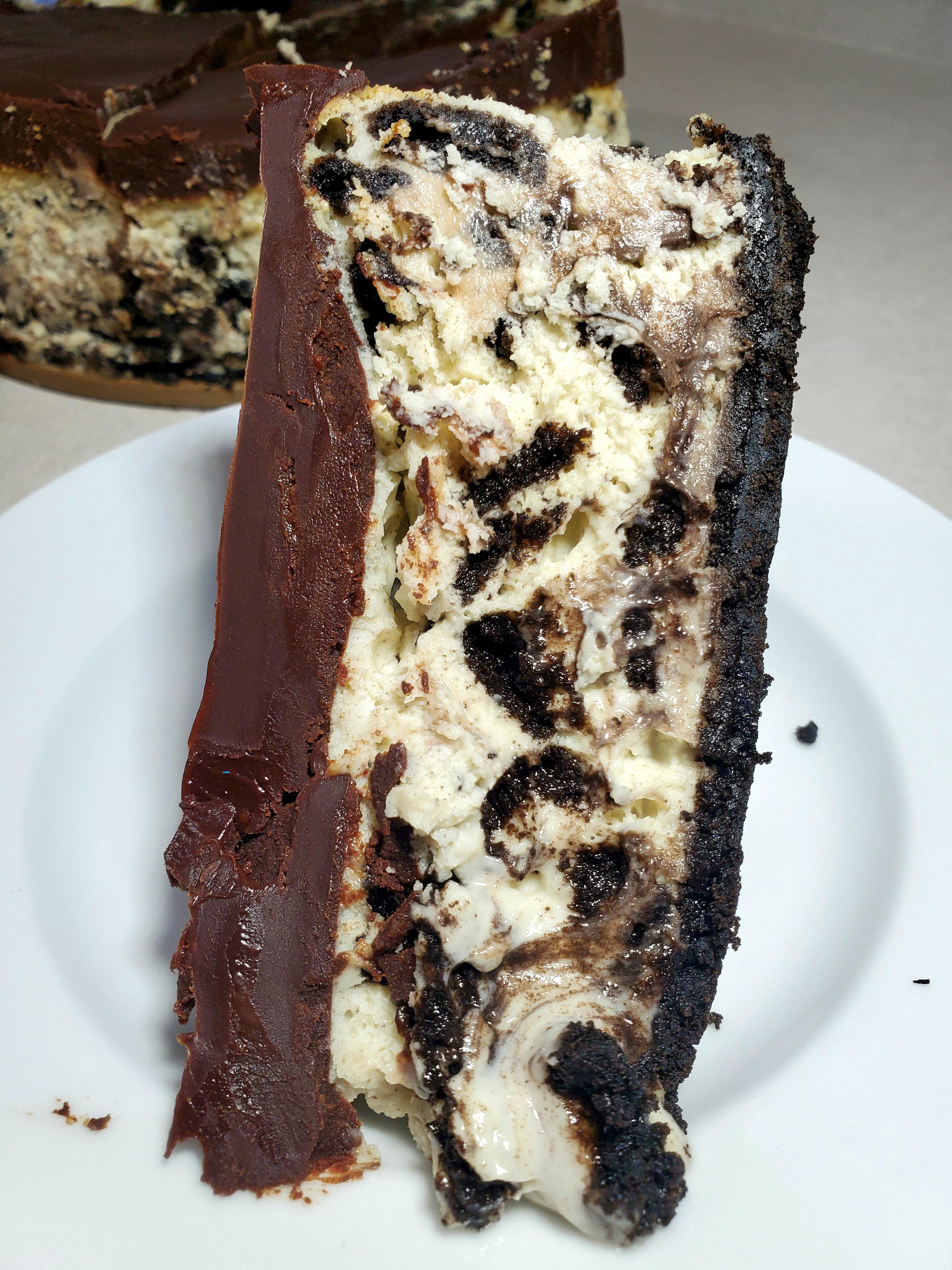 [Homemade] Oreo Cheesecake with Chocolate Ganache r/food