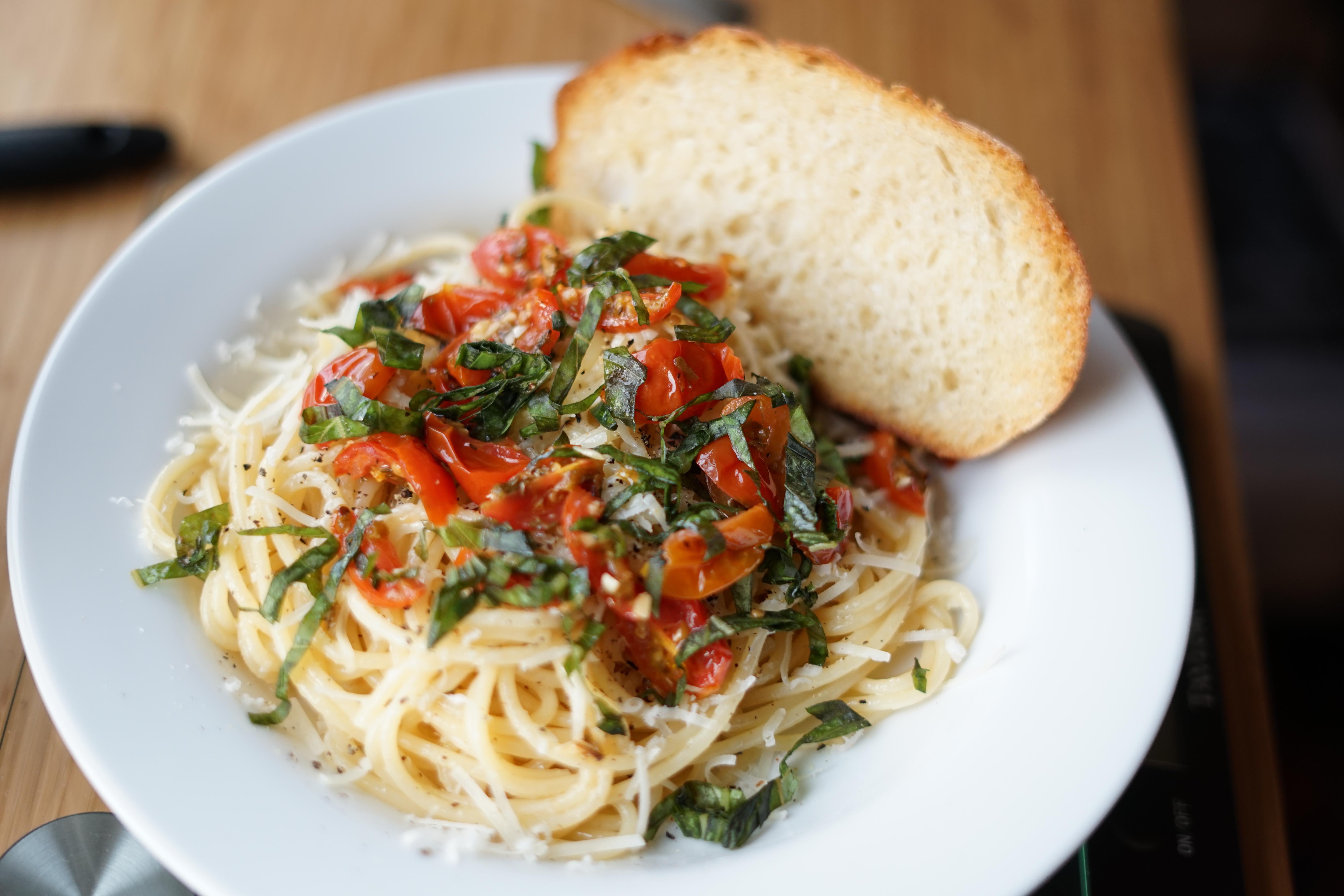 [Homemade] Spaghetti with olive oil, tomatoes, and basil food