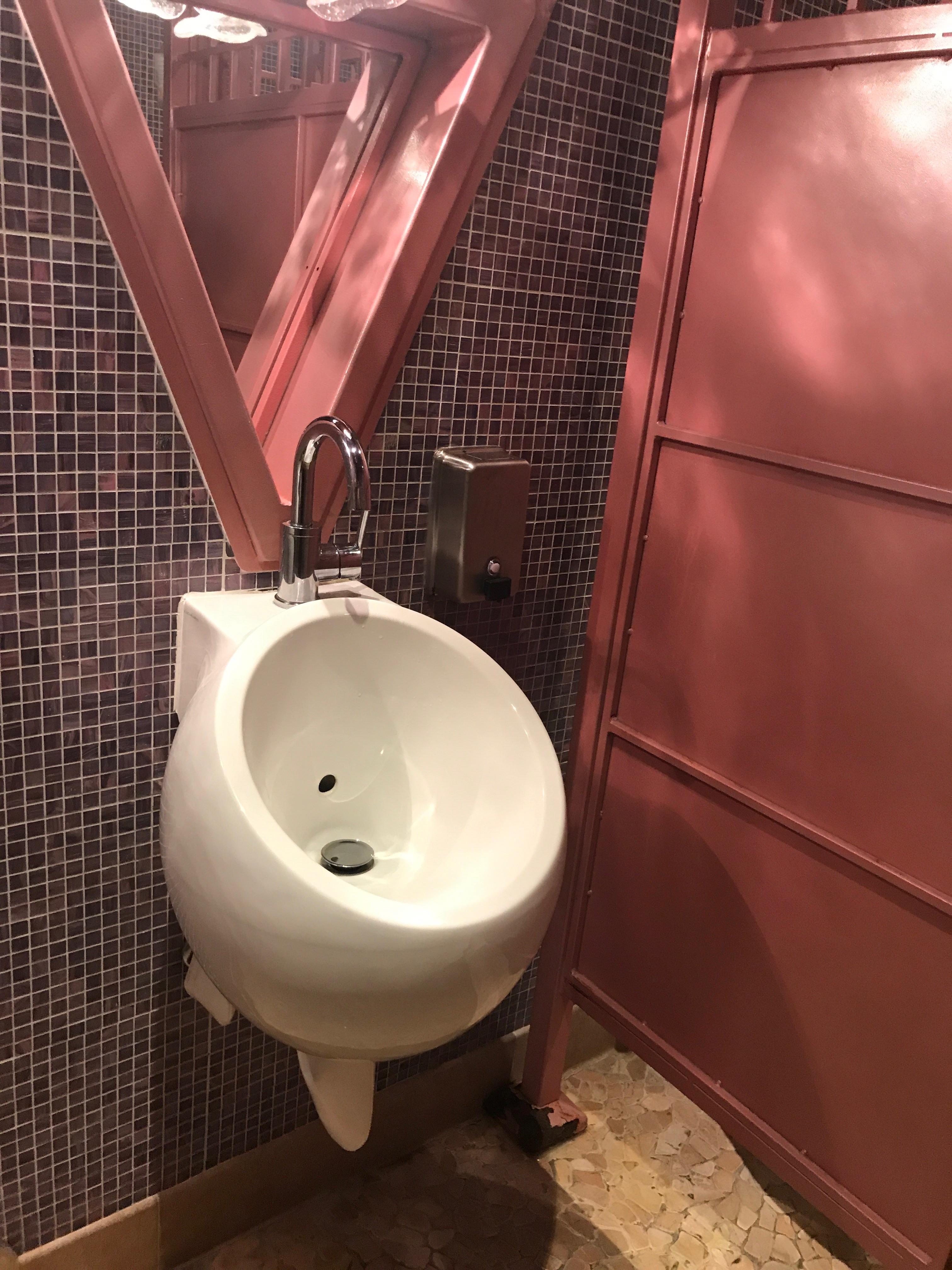 This sink I almost mistook as a urinal r/CrappyDesign