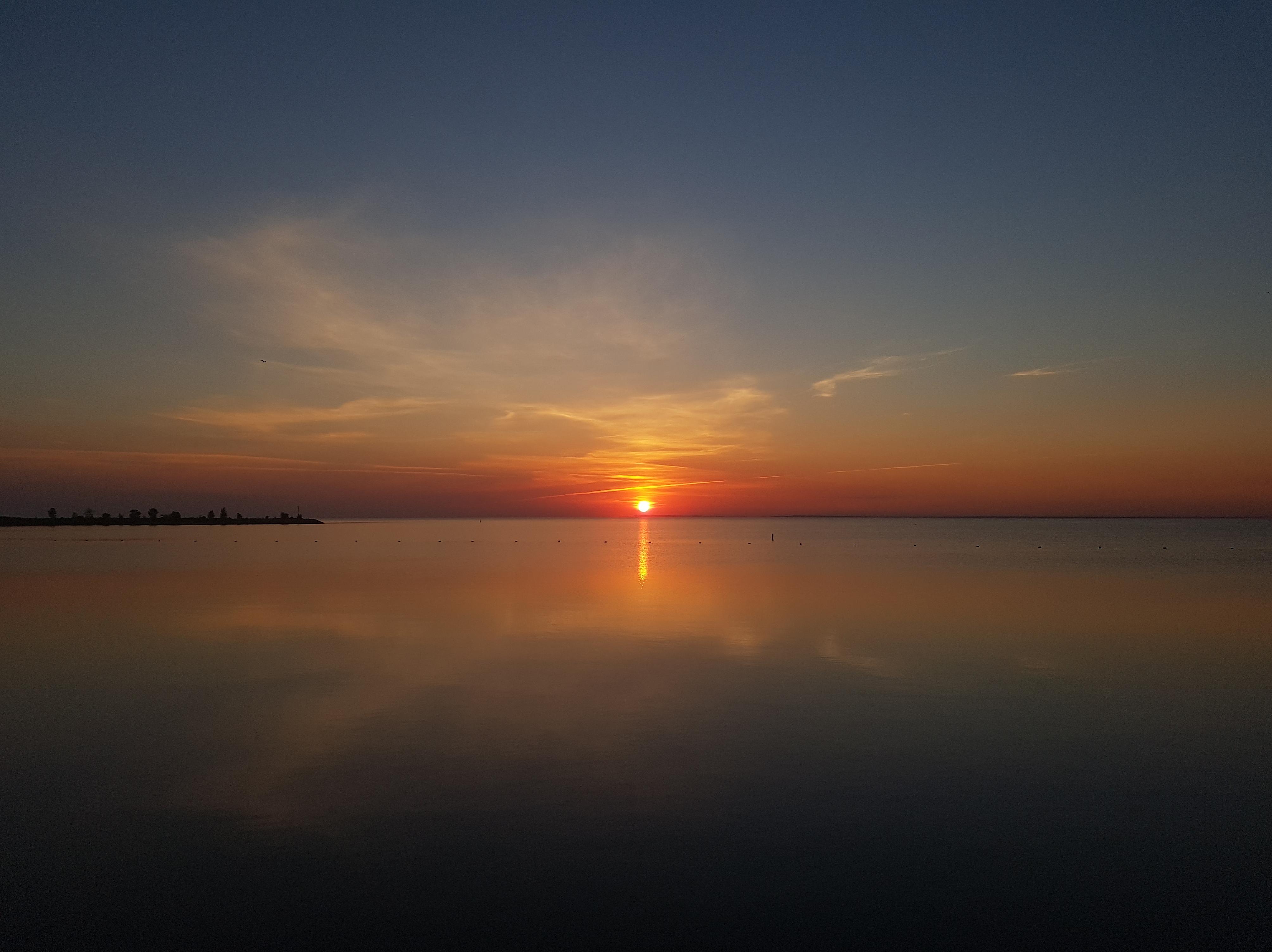 Tranquil sunrise over Winnipeg Beach, Canada [OC][4018x3007] r/SkyPorn