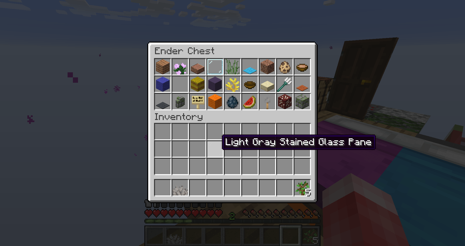 I just found out light gray stained glass blend in with the inventory