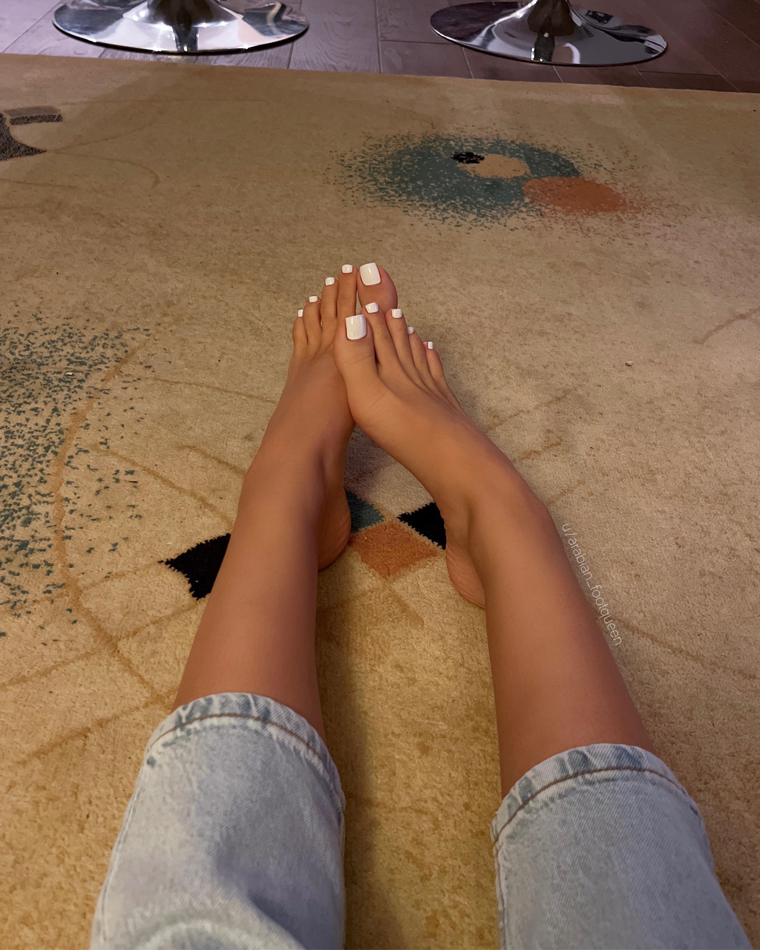 White toes and jeans : feet