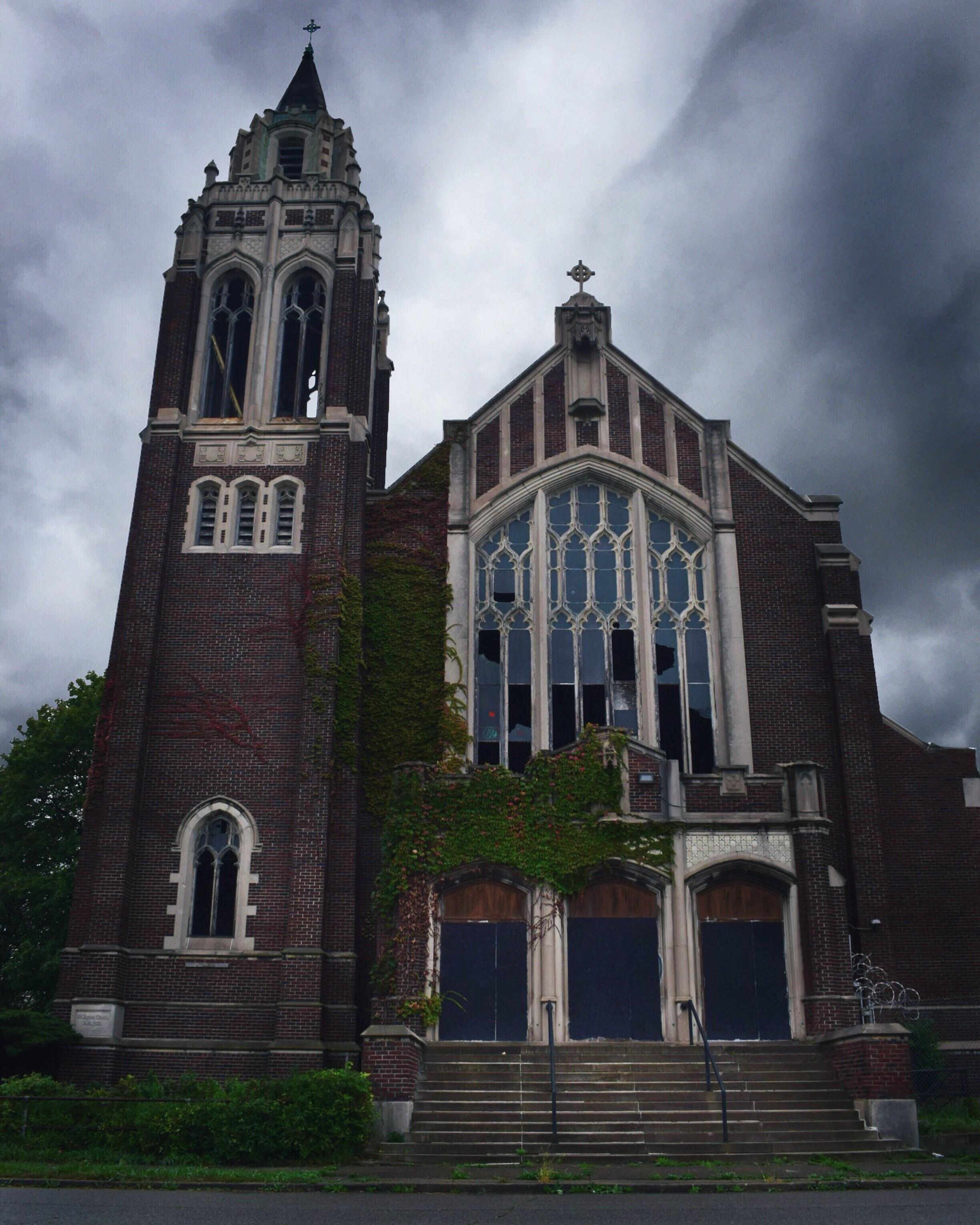 Abandoned Church in Detroit, Michigan. So delightfully ominous 😍 [OC