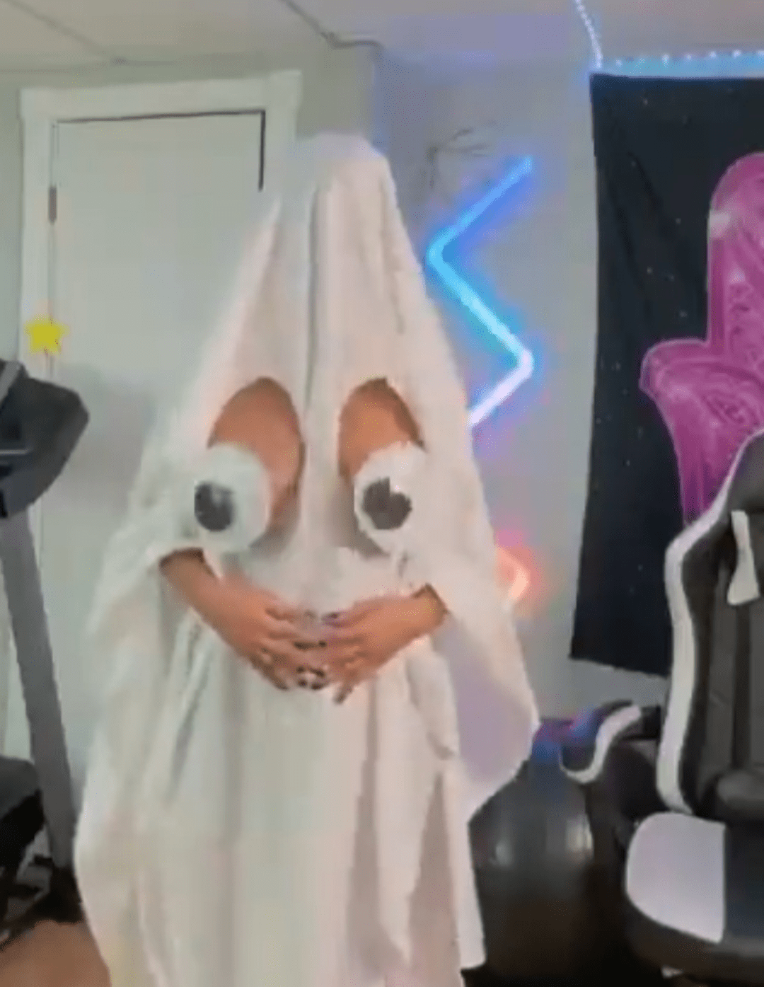 This year's Halloween costume 🤣🤣(.)(.)👀👀 : eyebombing