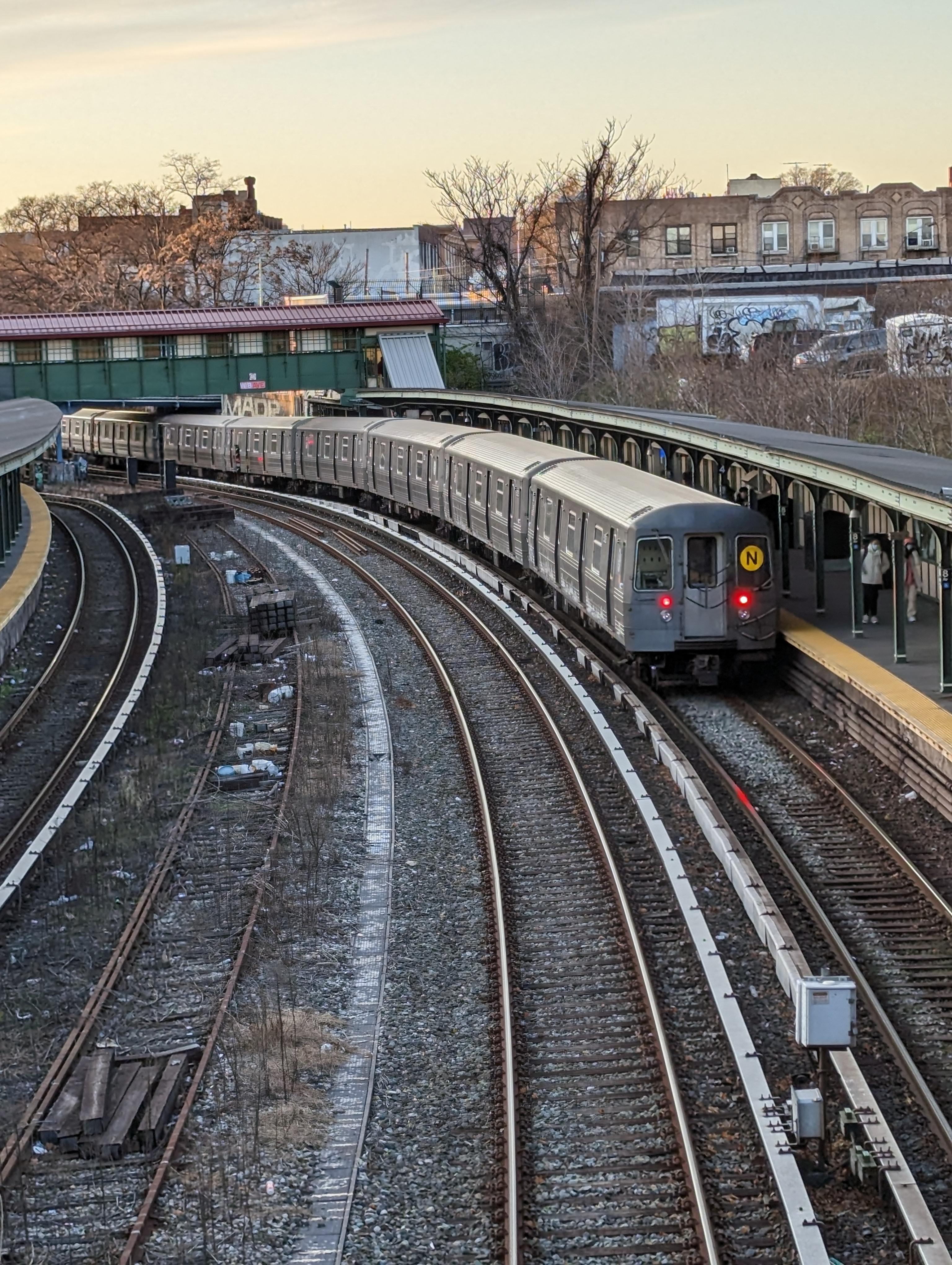 A Manhattanbound N train leaves 8 Avenue station in Brooklyn r/nycrail