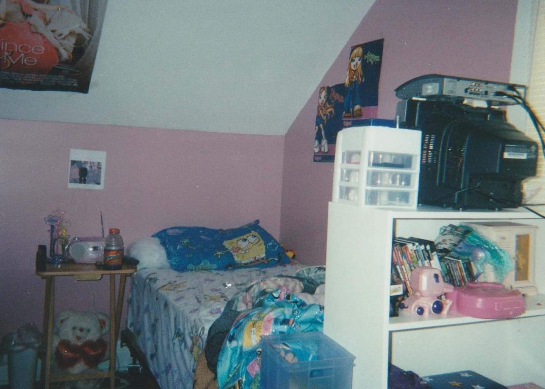 My childhood bedroom gives off the perfect early 2000's aesthetic. r