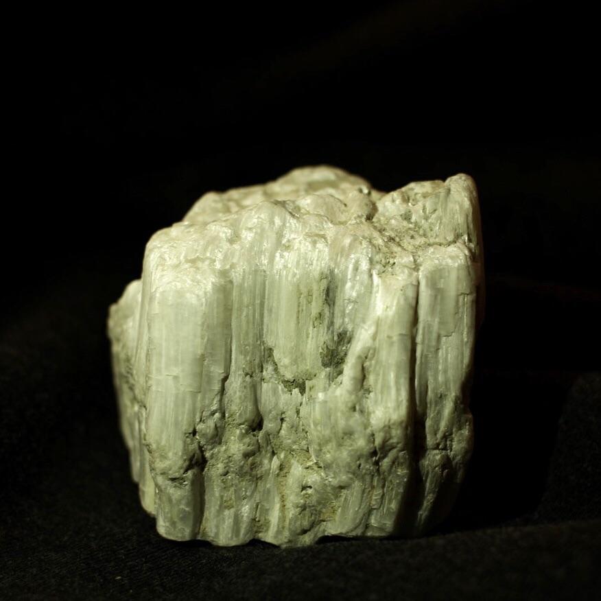 Took a picture of Ulexite from mineralogy class r/Minerals
