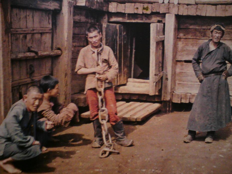 1913. Prisoners in Mongolian prison r/HistoryMine