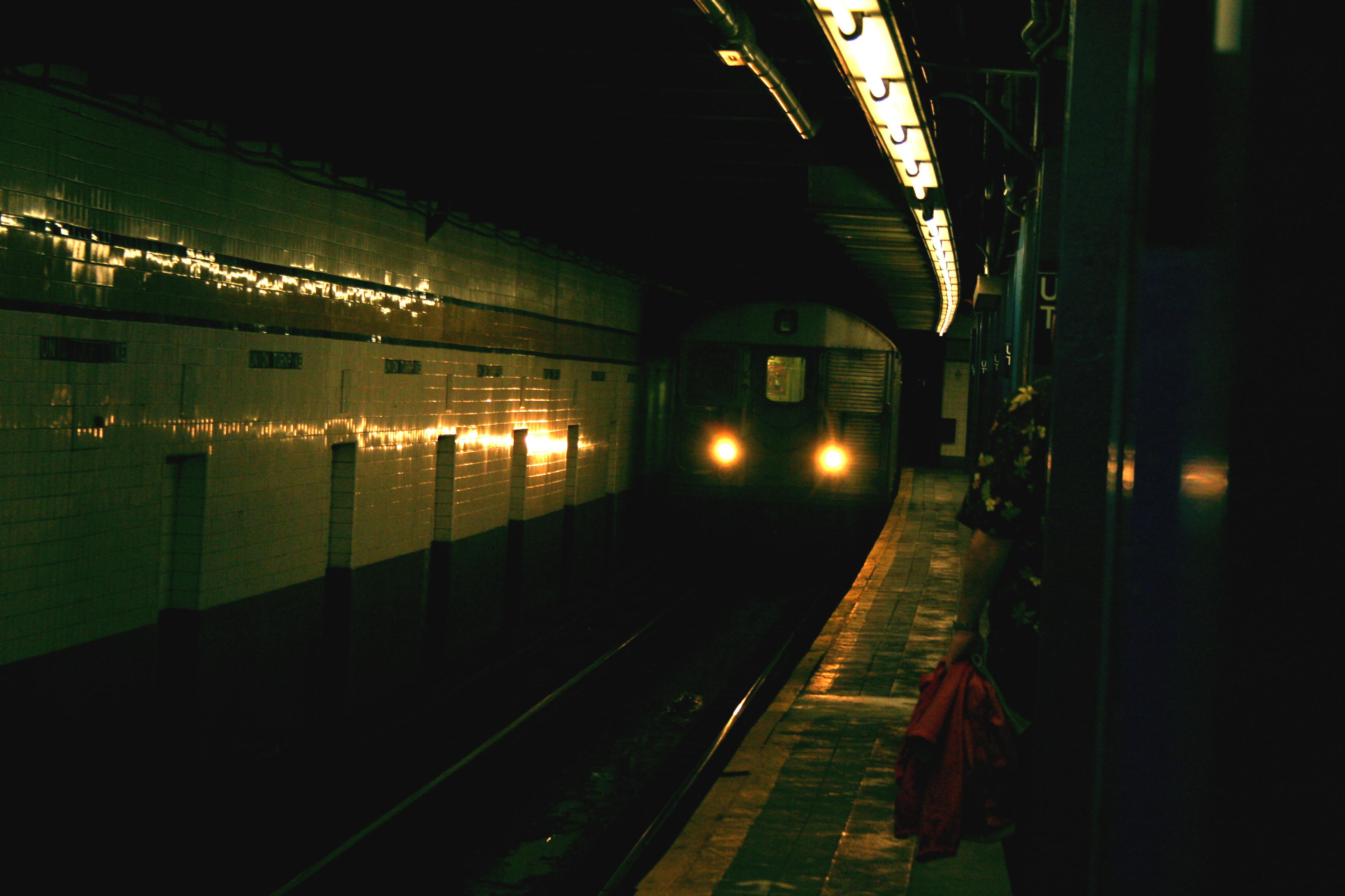 R32 pulling into Union Tpke station Taken 4/28/07 r/nycrail