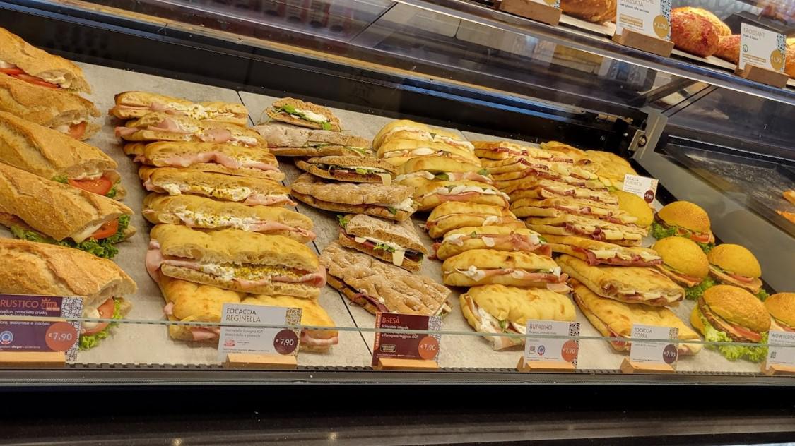 Typical Italian gas station sandwiches. Grazie autogrill r/FoodPorn