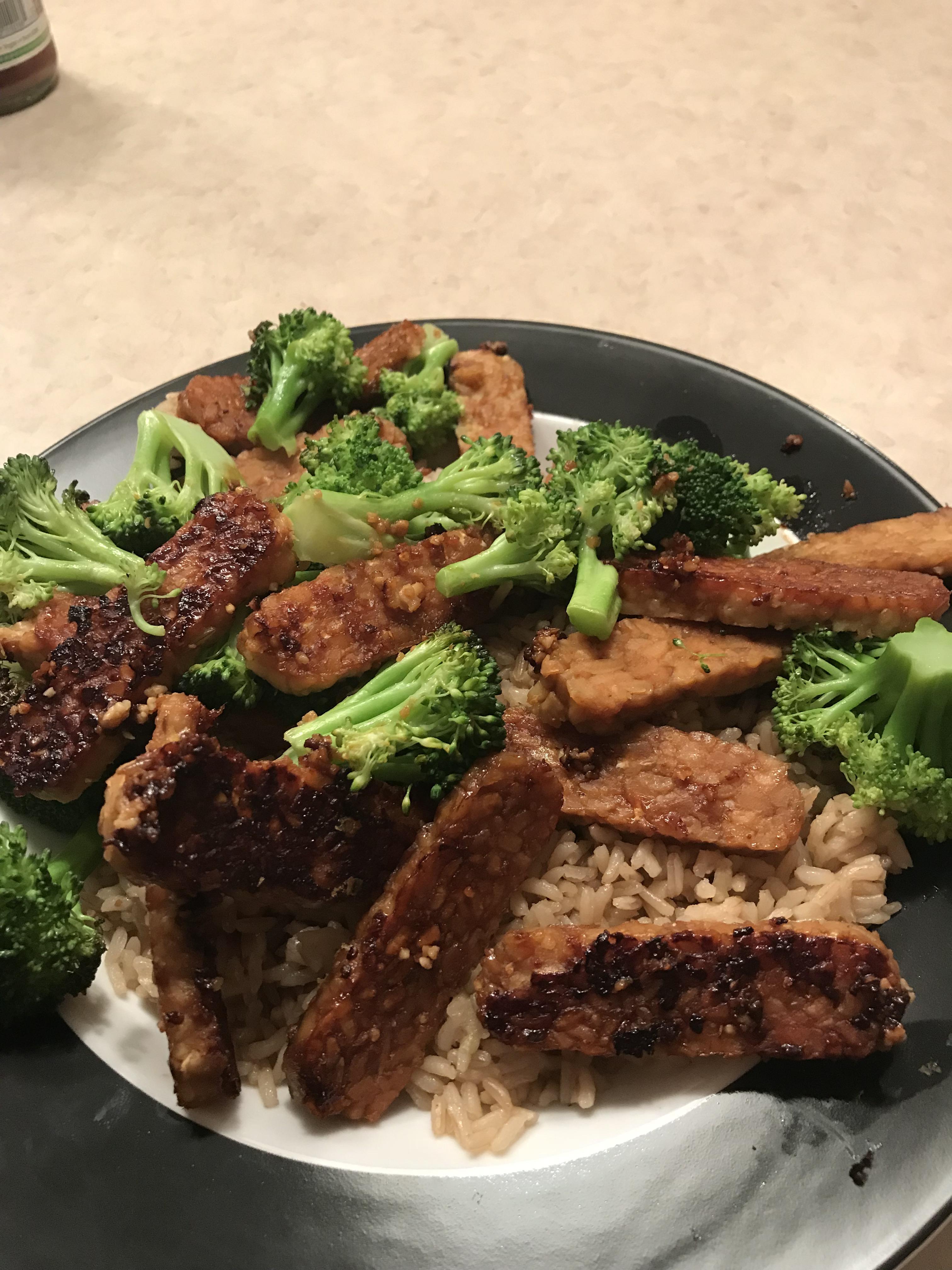 My new favorite recipe, Garlic Teriyaki tempeh and broccoli. r/vegan