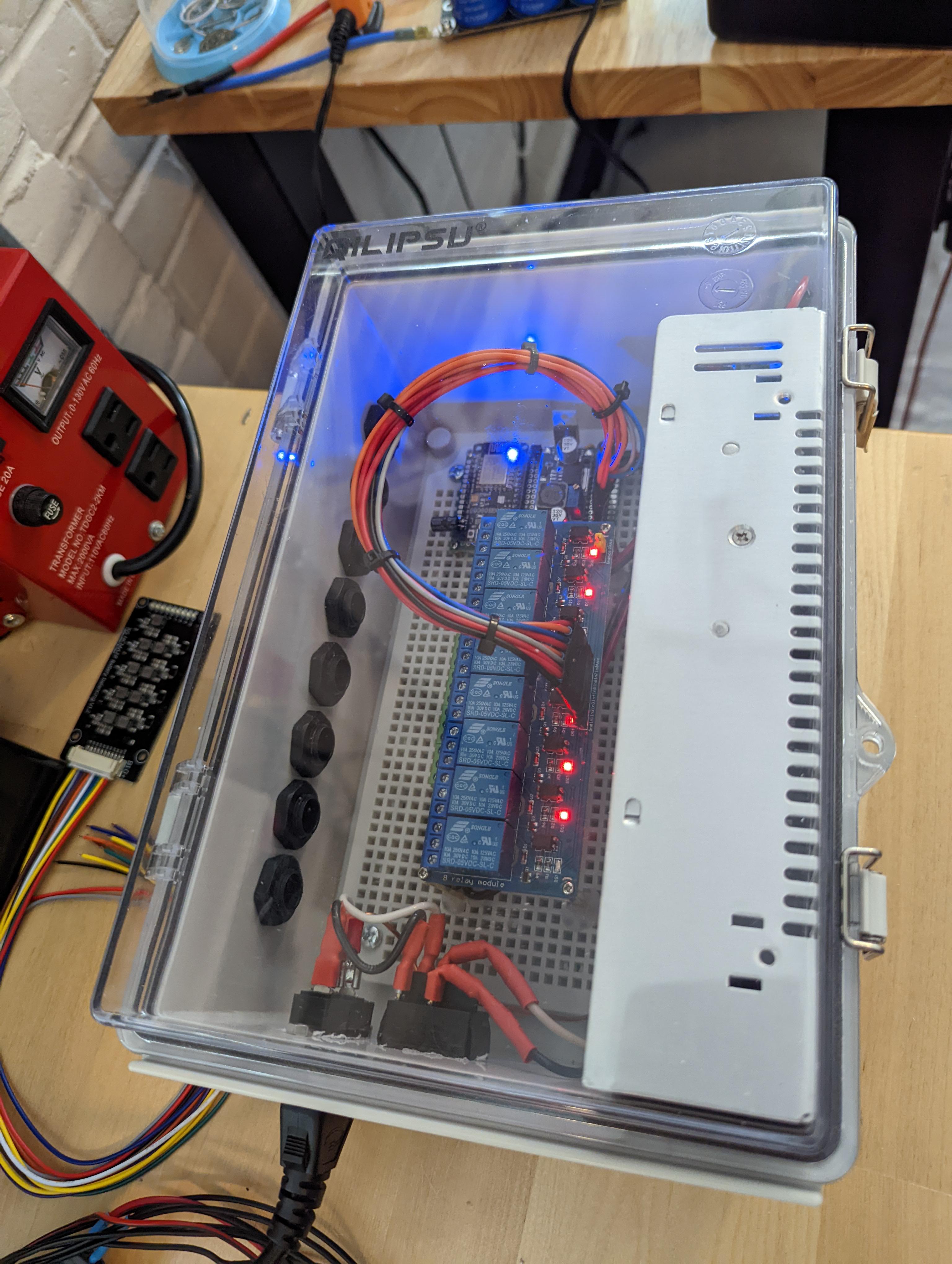 Smart lowvoltage distribution box for landscaping lighting, 6 12V