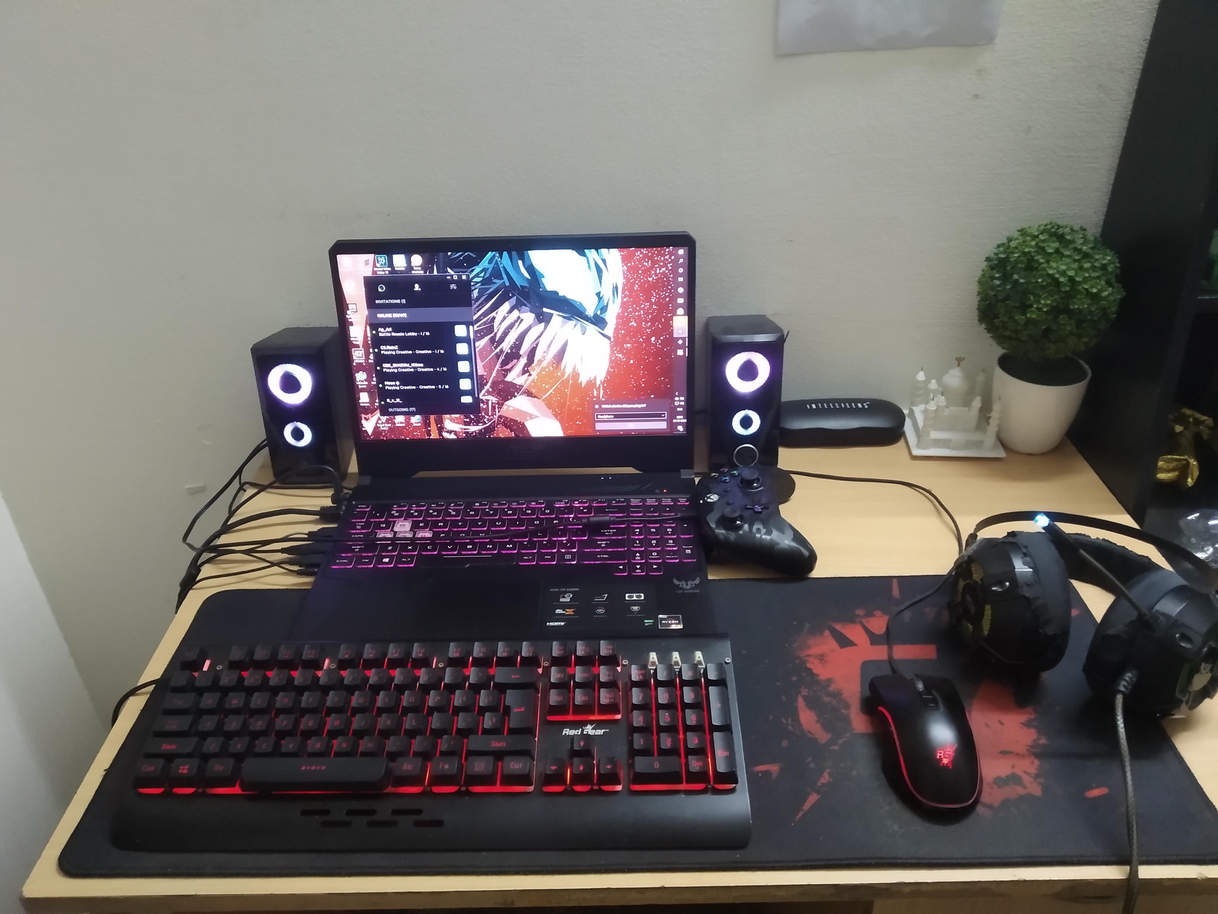 I just wanted to share my laptop setup (ik cable management ain't the