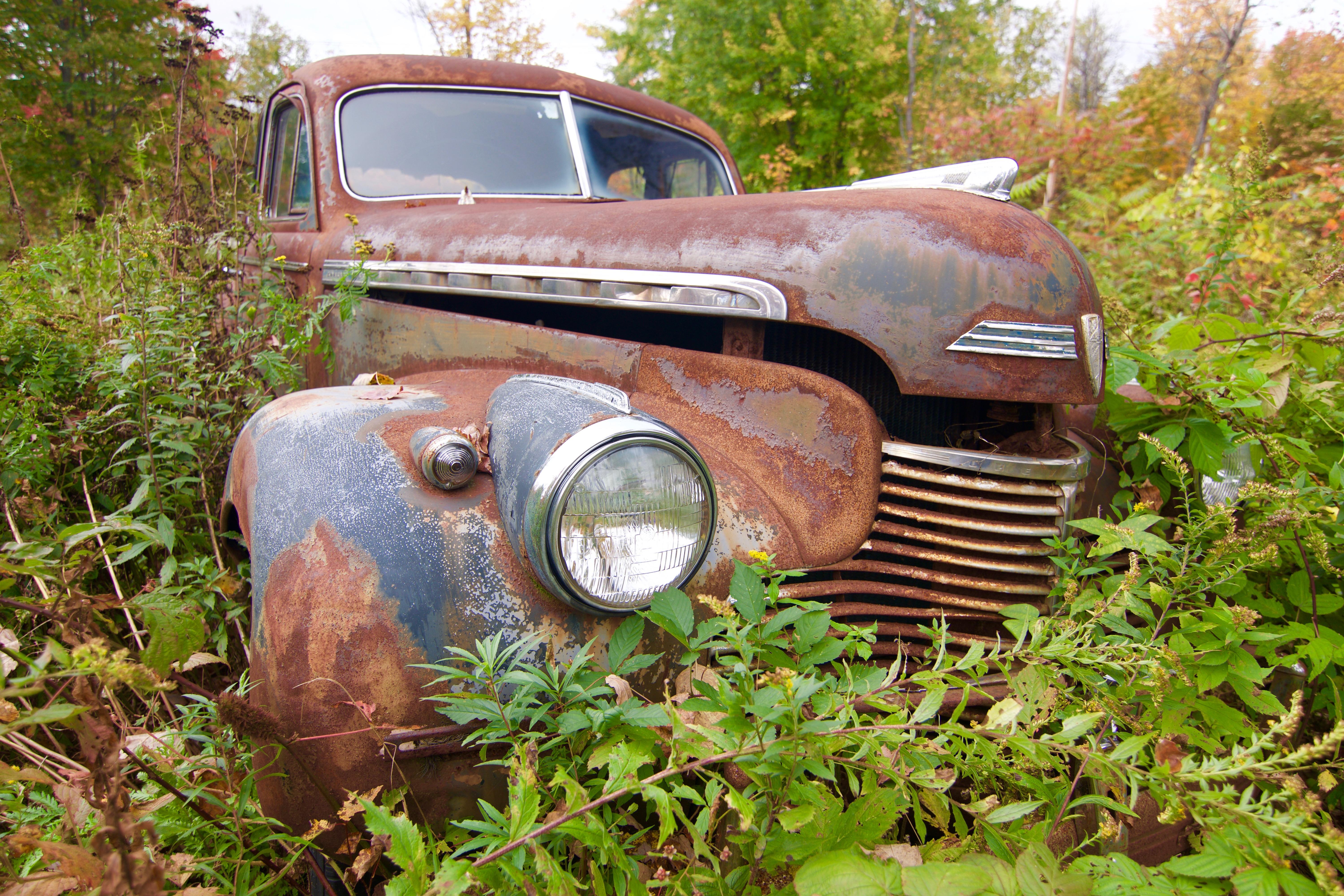 Abandoned car in the White Mountains, NH USA r/pics