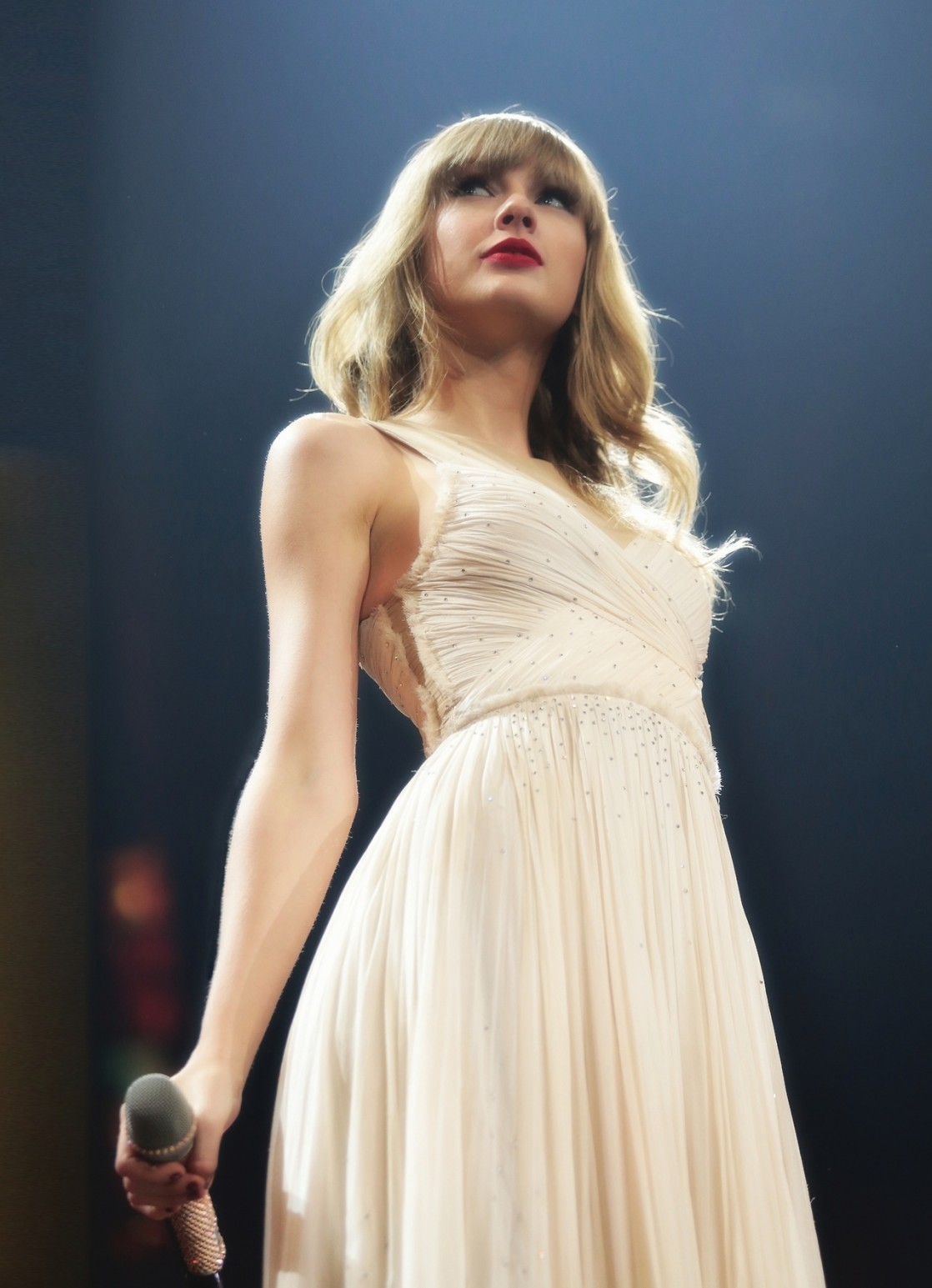 Standing in a nice dress r/TaylorSwiftPictures