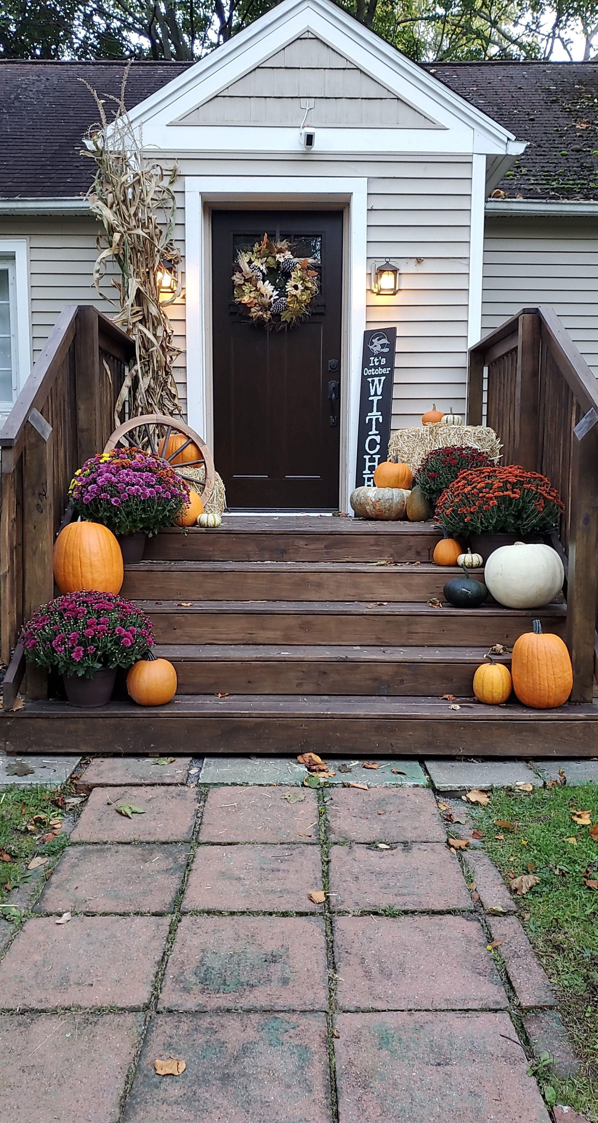 Thought you’d all appreciate my autumn porch decor from 2020. r/Autumn