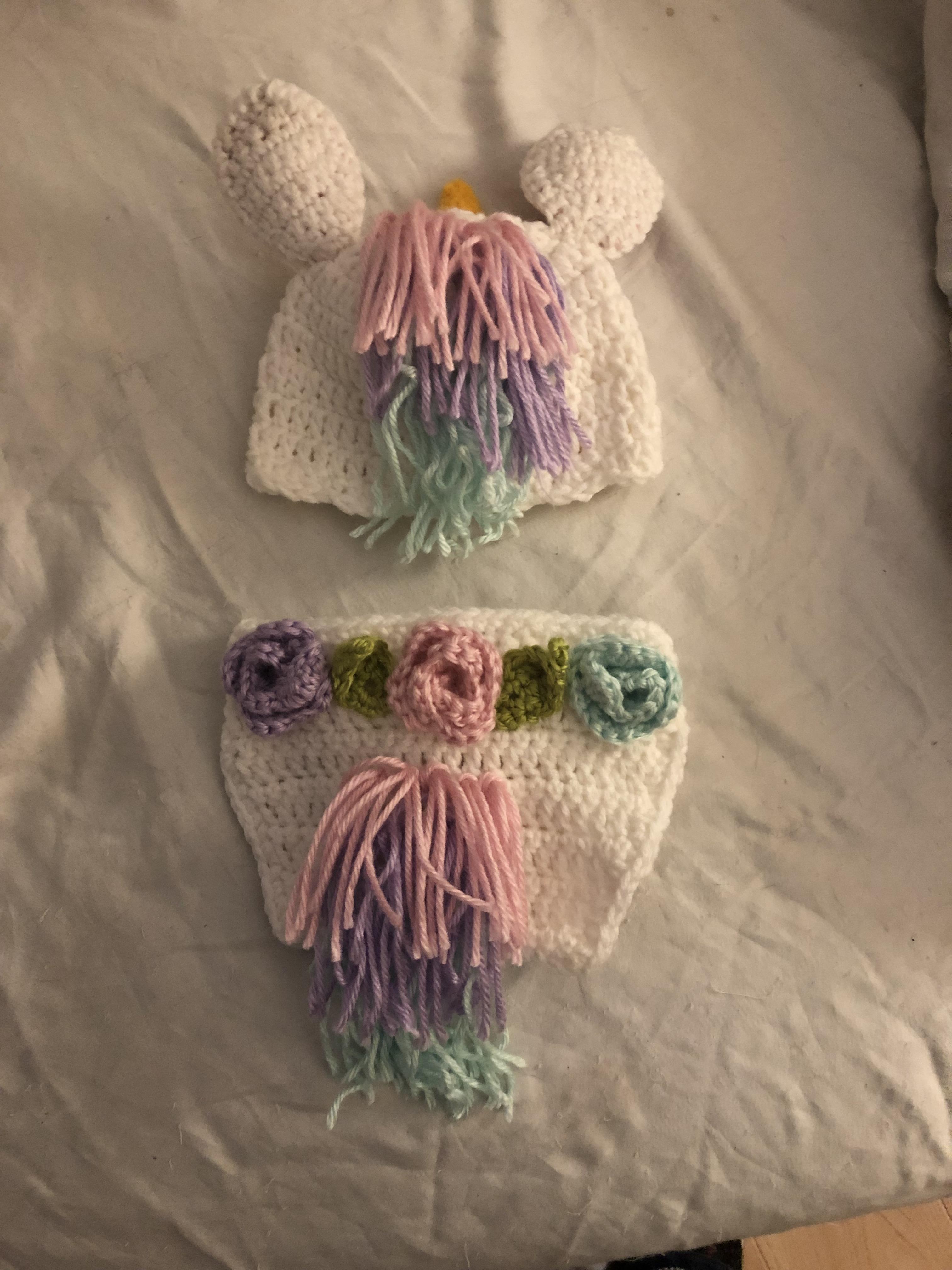 Newborn diaper cover and hat. Perfect for photo shoot r/crochet