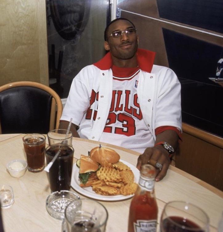 Kobe eating diner food with MJ jersey on 🐐🫡 r/KobeBryant24