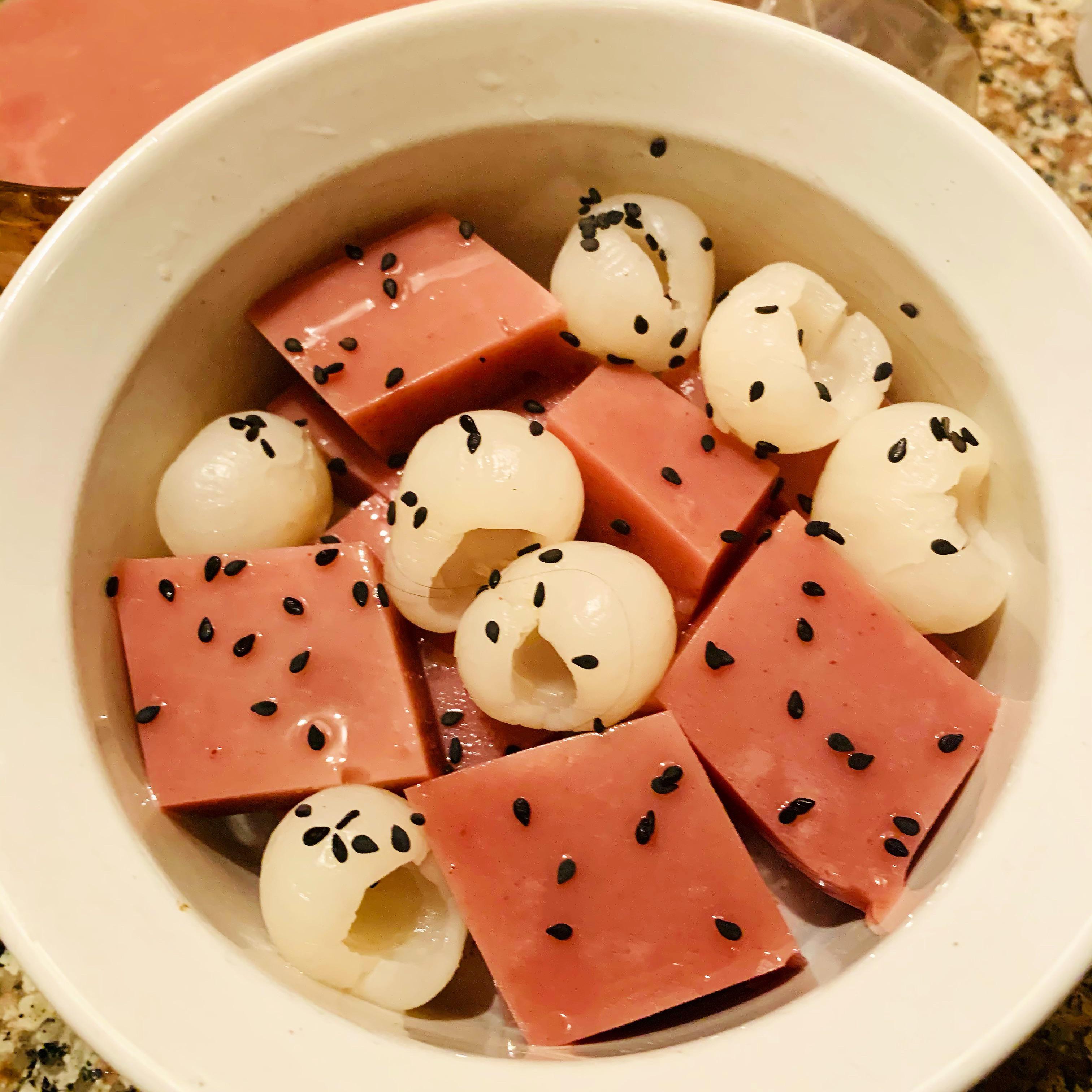Red bean jelly & longan fruit with black sesame seeds (265 calories