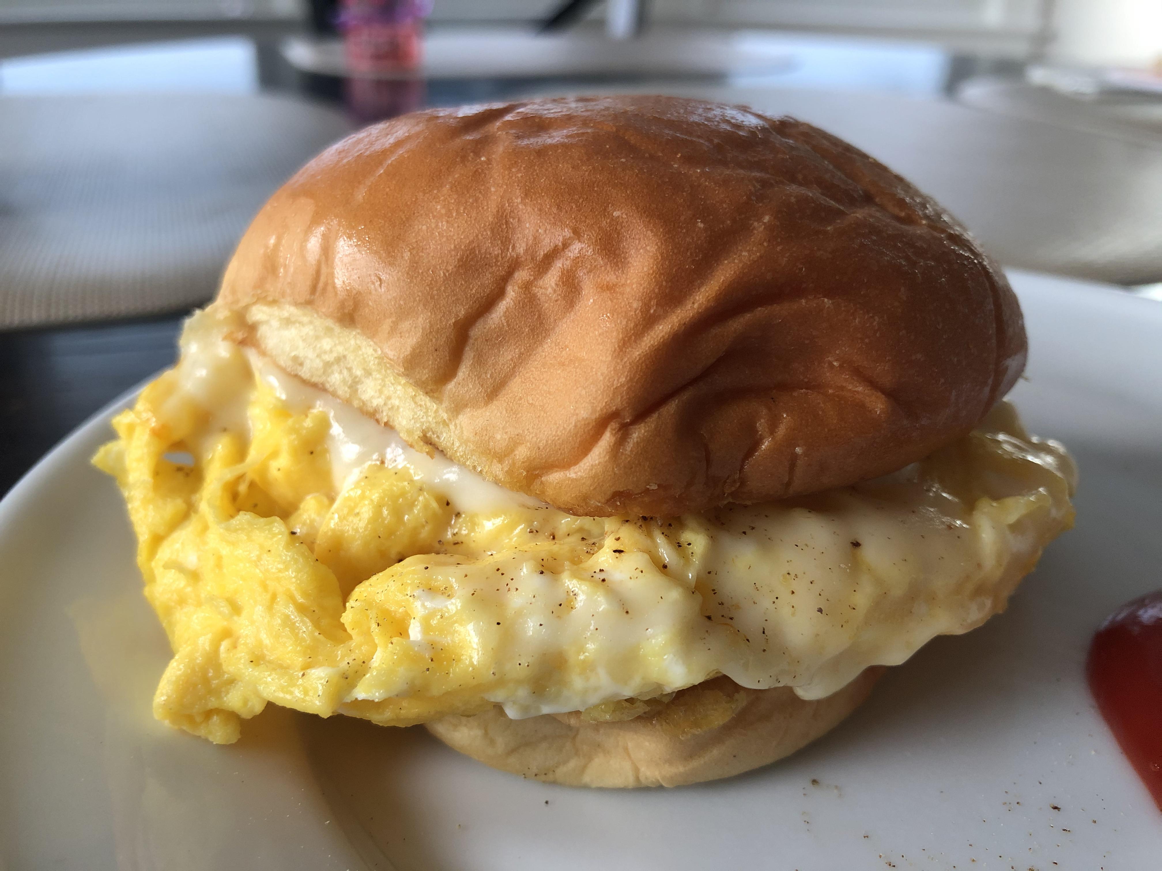 Egg and cheese on a potato bun [OC] r/FoodPorn