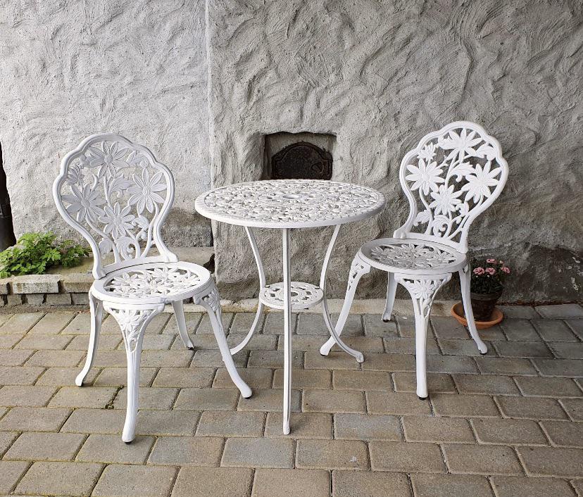 Somebody on Thrift Store Hauls found the iron garden chairs & table in