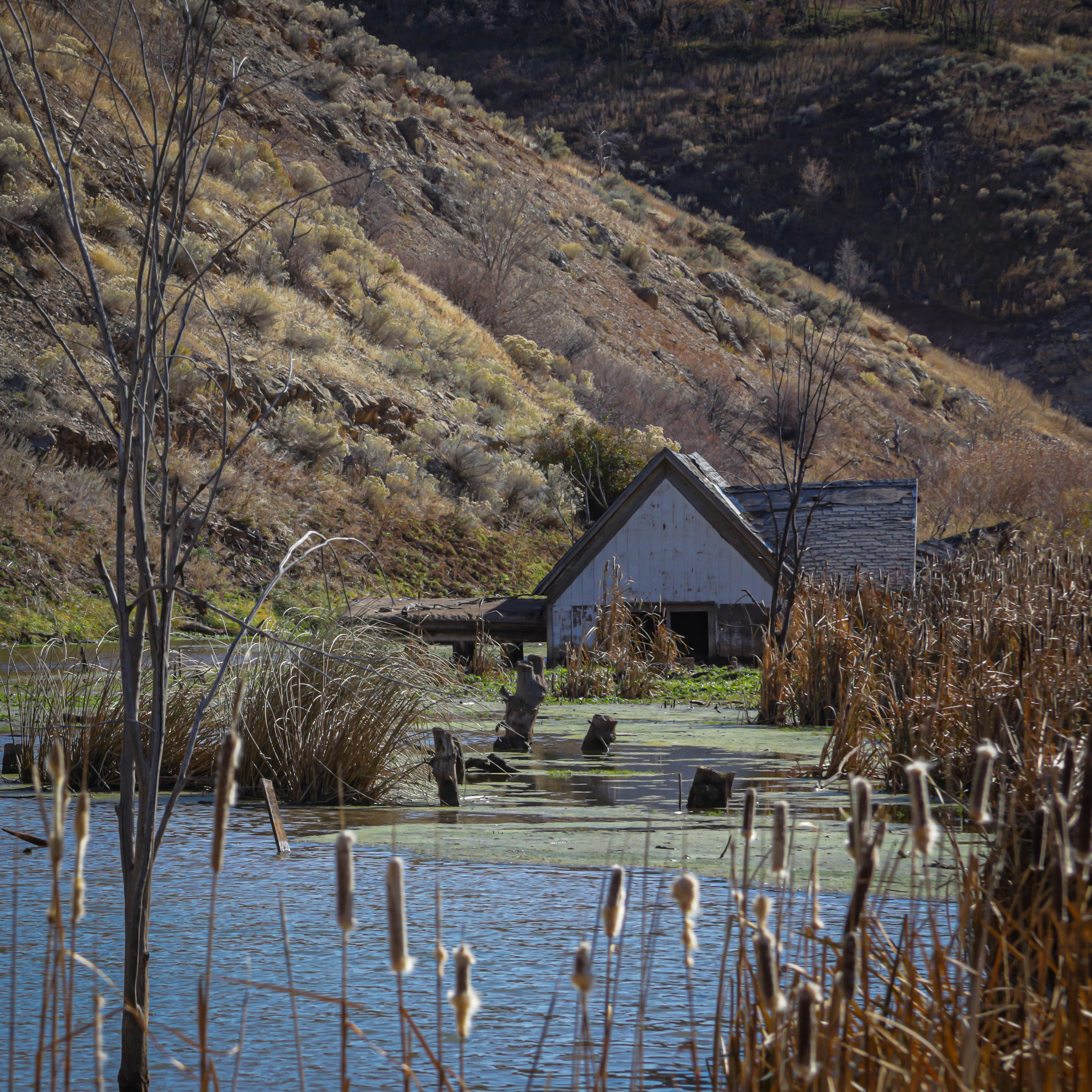 Abandoned, Flooded Lake House in Rural Utah [3543 × 3543] [OC] r