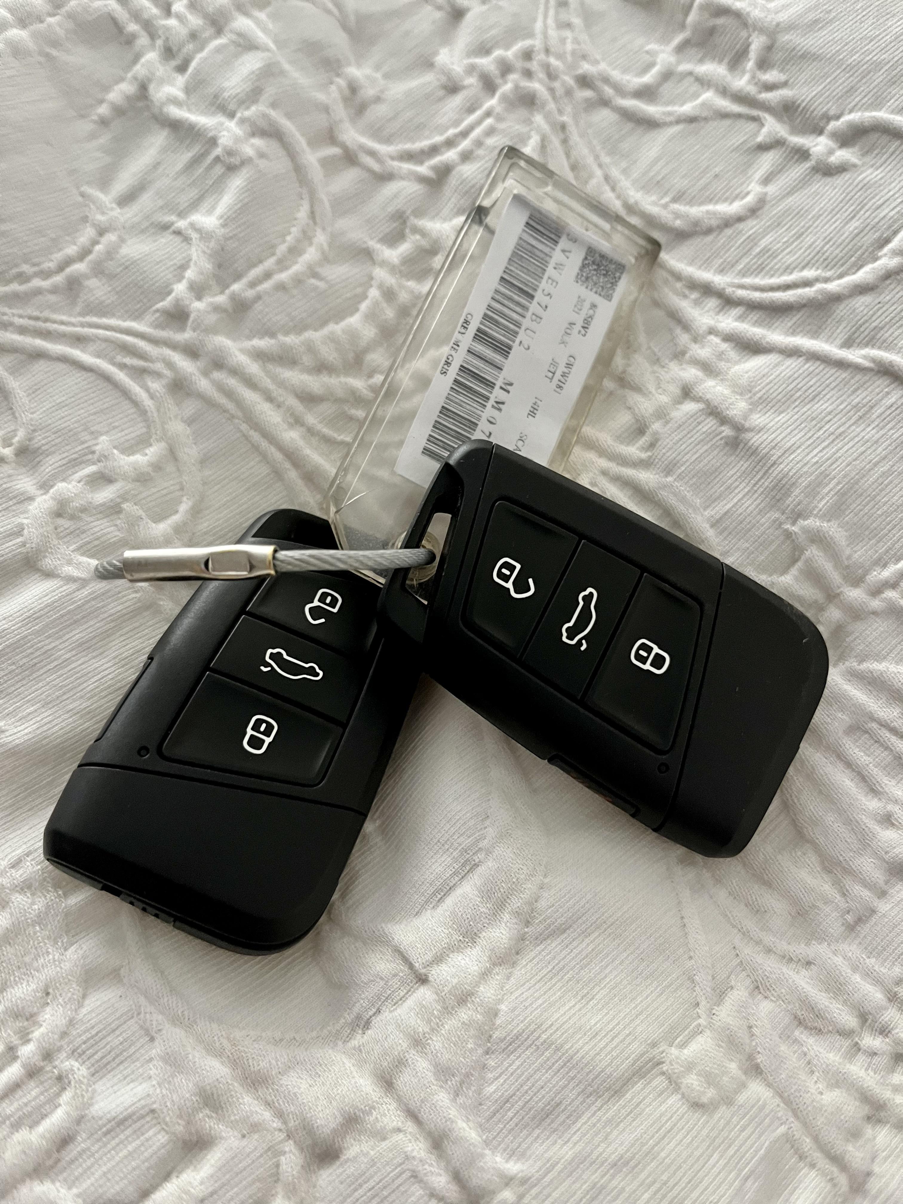 Car rental company joined the spare key to the main key with no way to