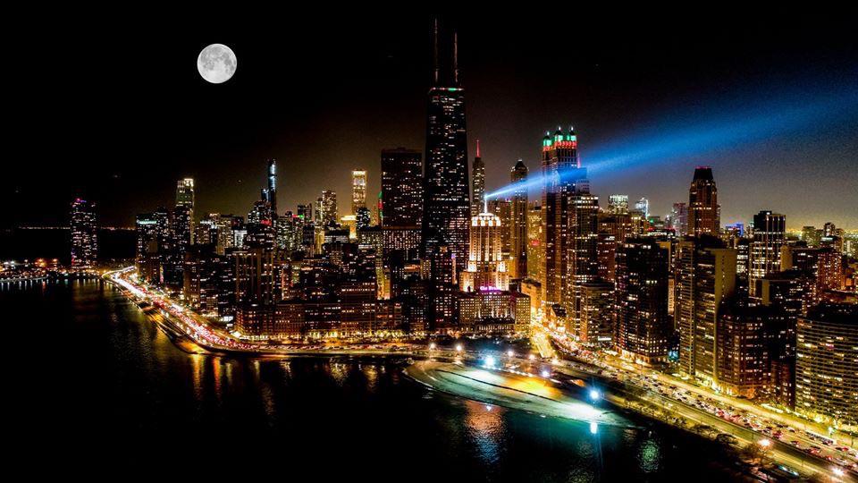 Full moon over Chicago r/CityPorn