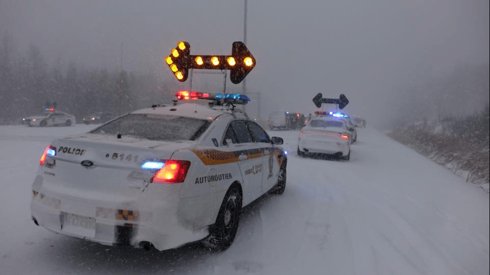 Sûreté du Québec (Quebec provincial police) closing highway after a 40