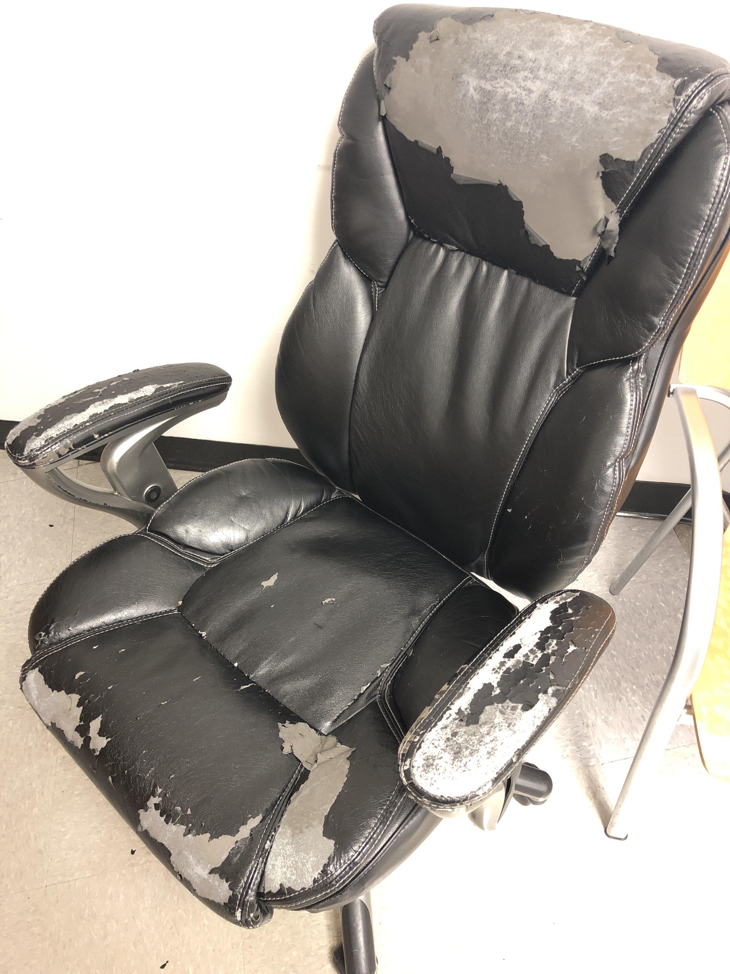 This chair is peeling apart. r/notinteresting