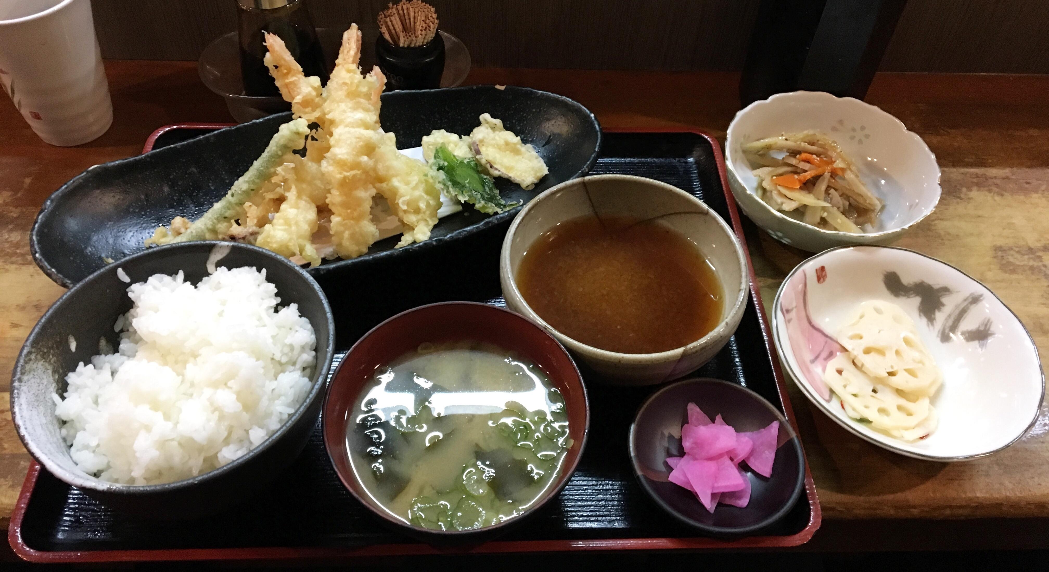 Tempura lunch set for 700yen at the izakaya, Kazuyan in Osaka yumyum
