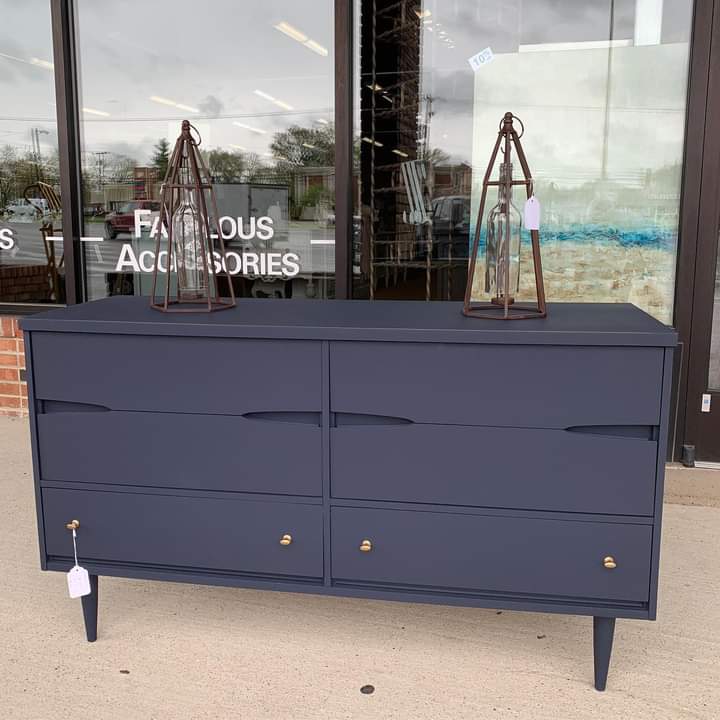 My heart aches. This furniture store in Hendersonville, TN gives MCM