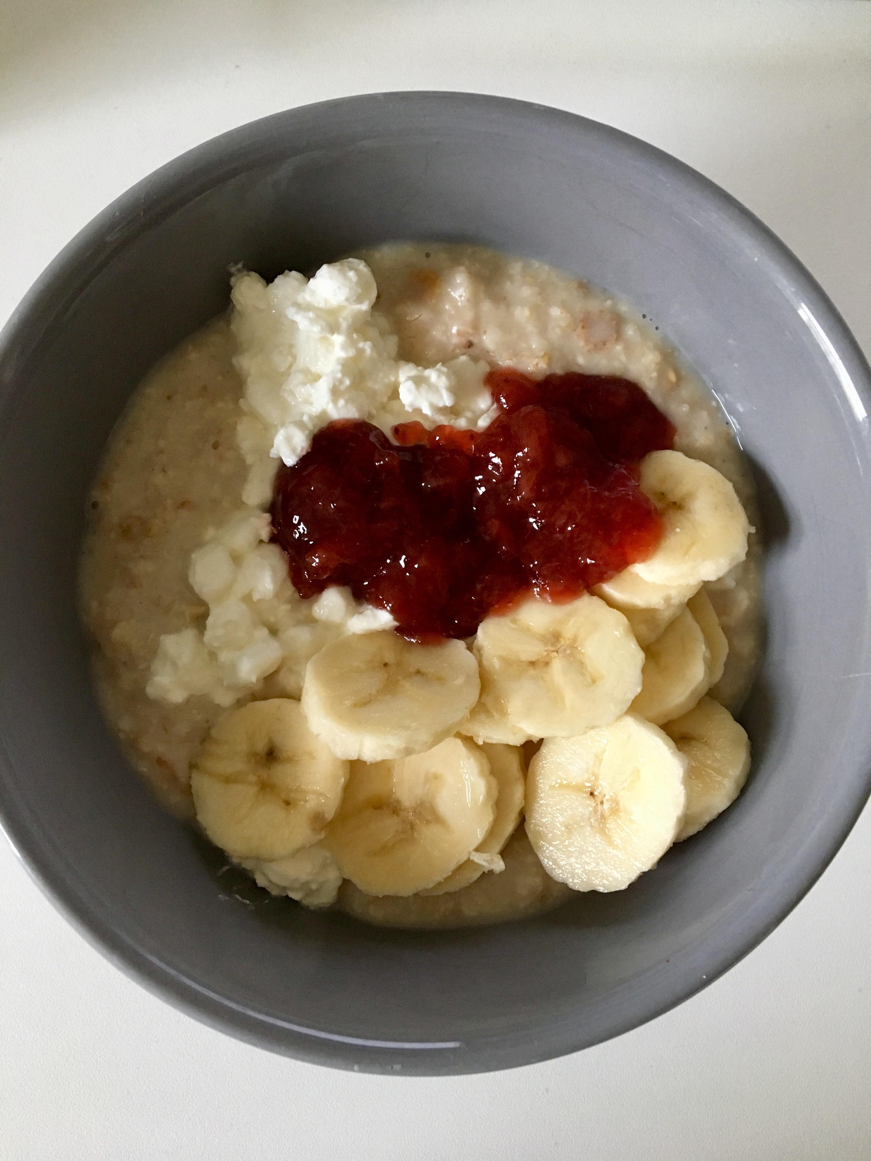 [Homemade] Oatmeal with strawberry jam, cottage cheese and 1/2 banana