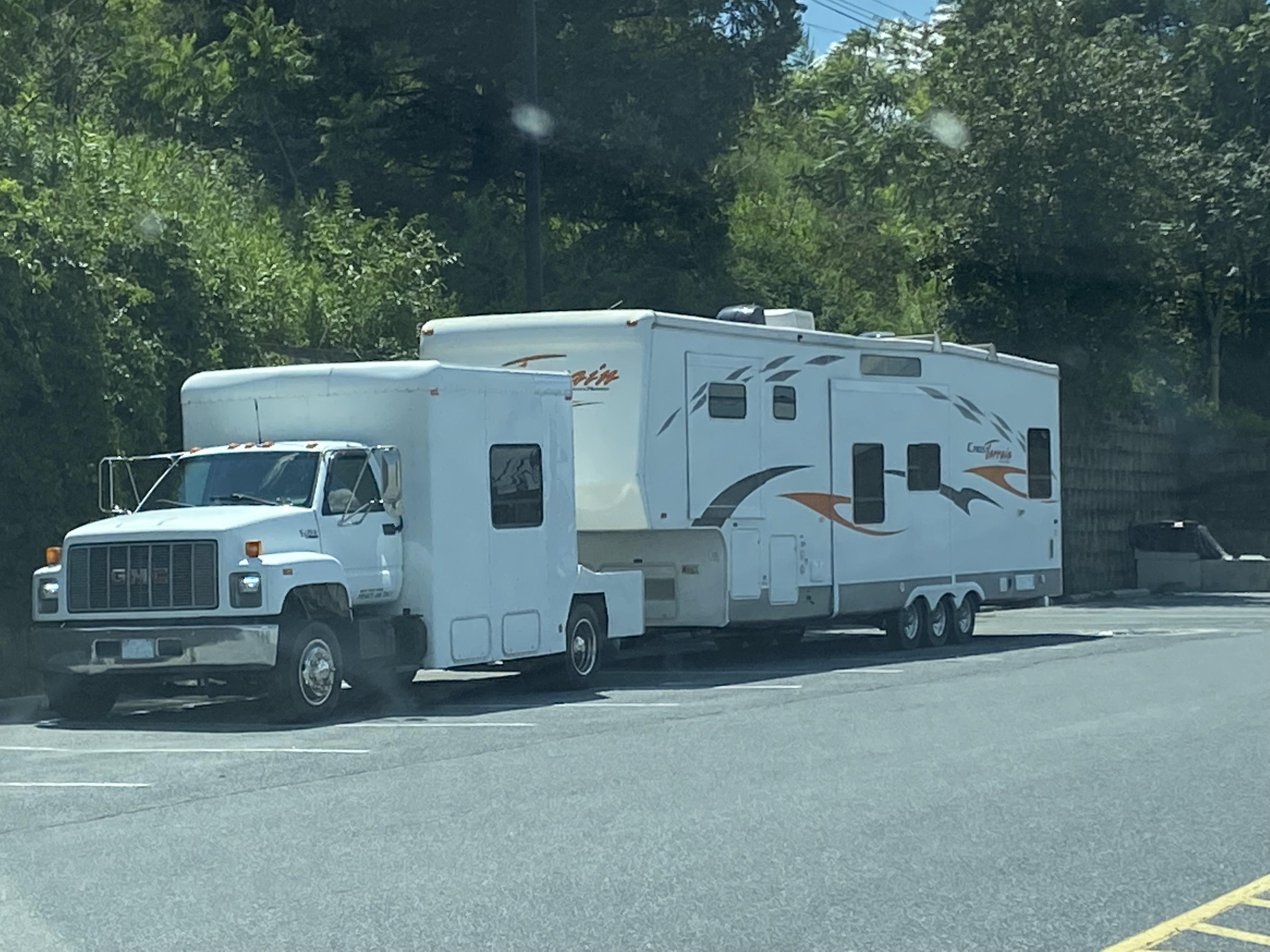Check out this rig. Spotted near Harrisburg PA r/RVLiving