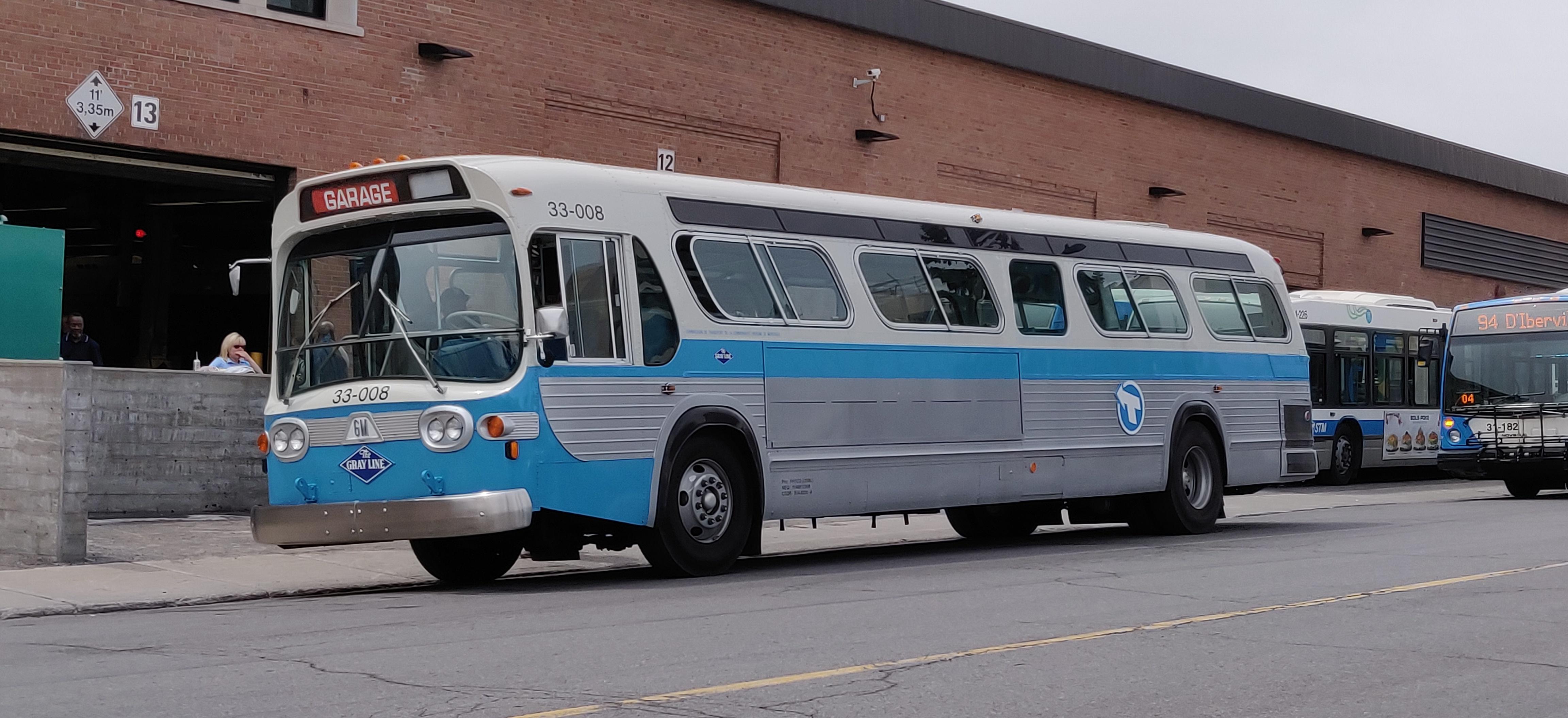 Un autobus de la STM beaucoup plus vieux que moi. r/montreal