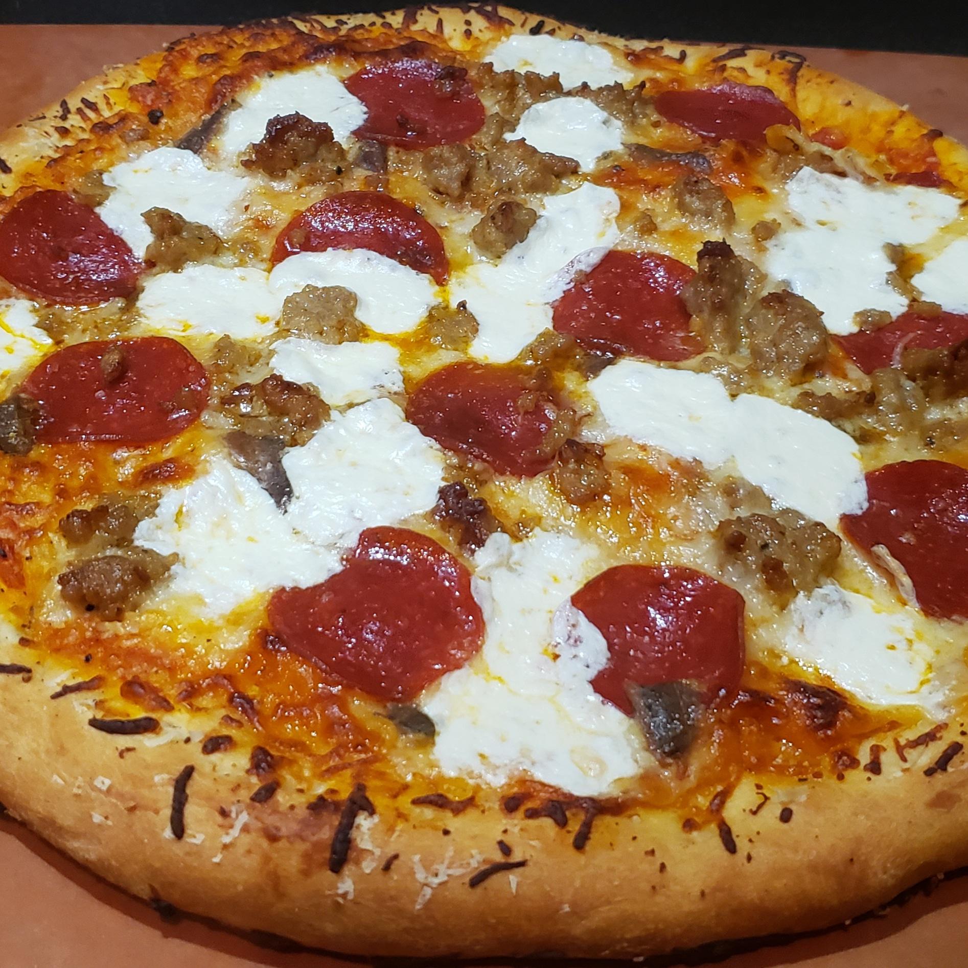 [Homemade] sausage and pepperoni pizza with fresh mozzarella. r/food