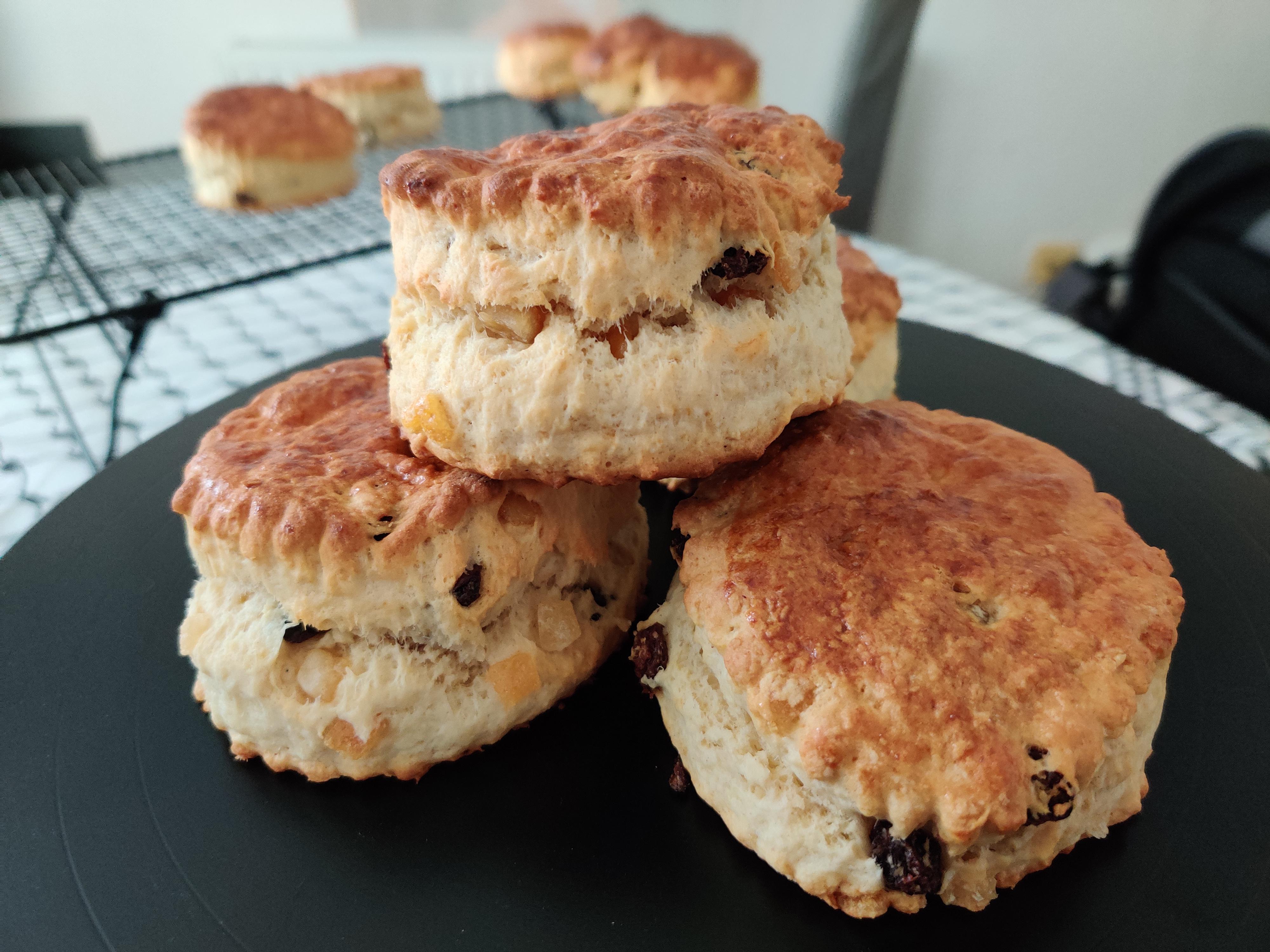 Homemade citrus peel and sultana scones r/FoodPorn
