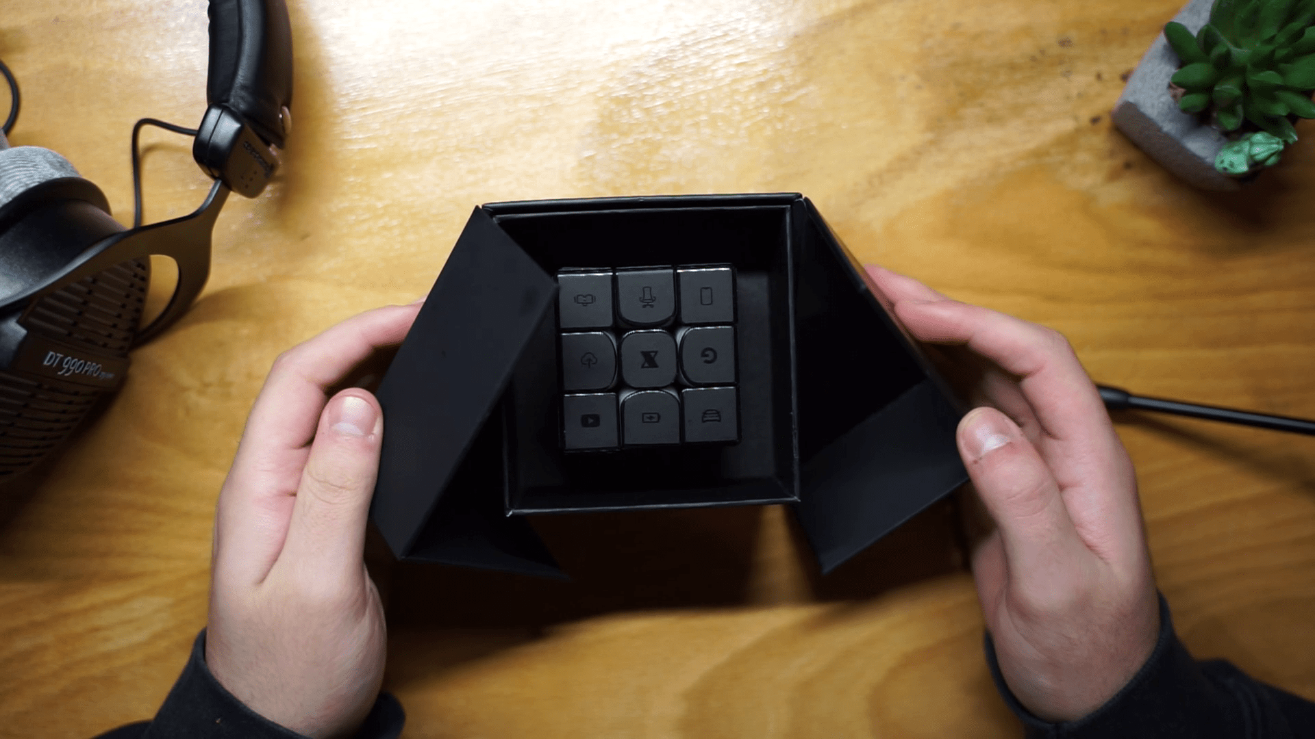 My MKBHD ICONS Cube finally arrived from across the Atlantic ! r/Cubers