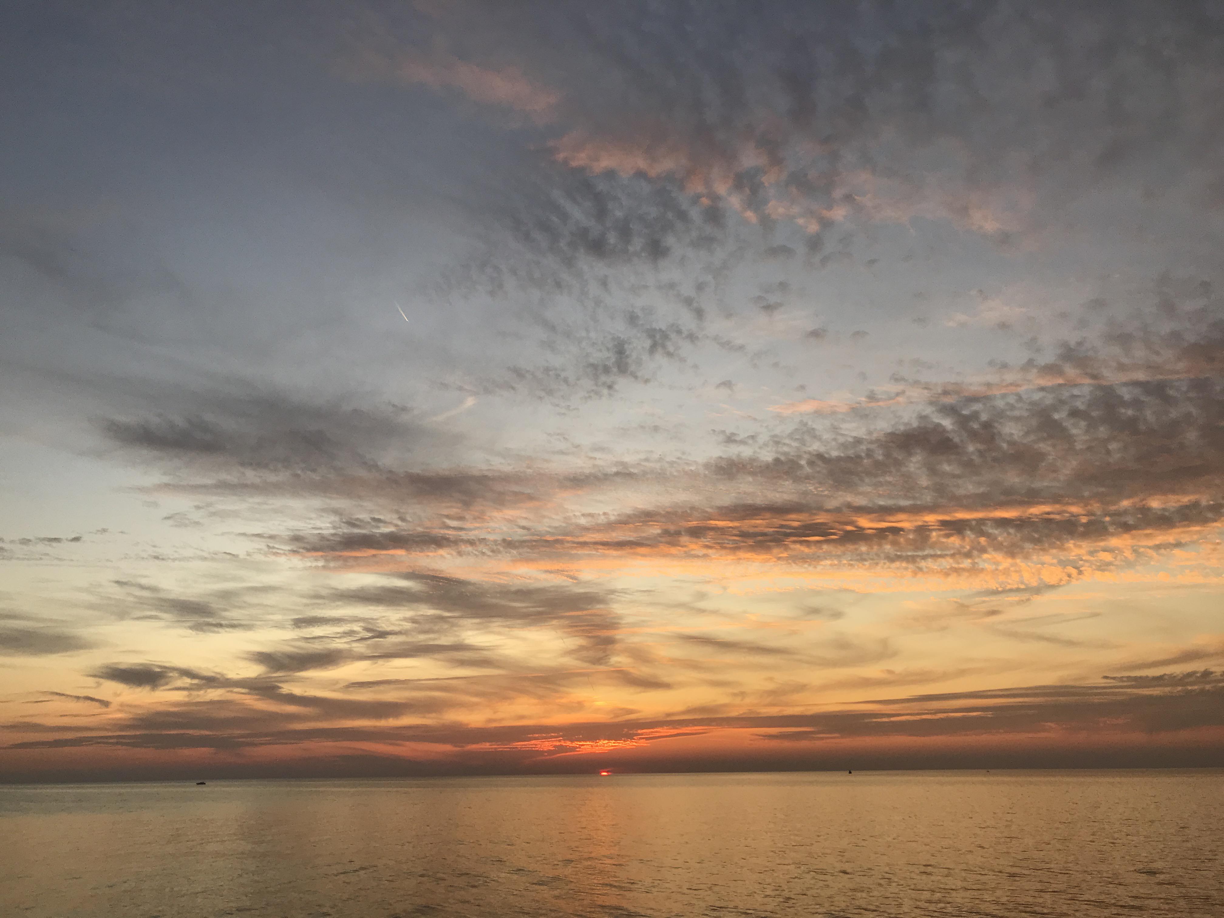 Sunset over Lake Erie, taken in Dunkirk, NY r/SkyPorn