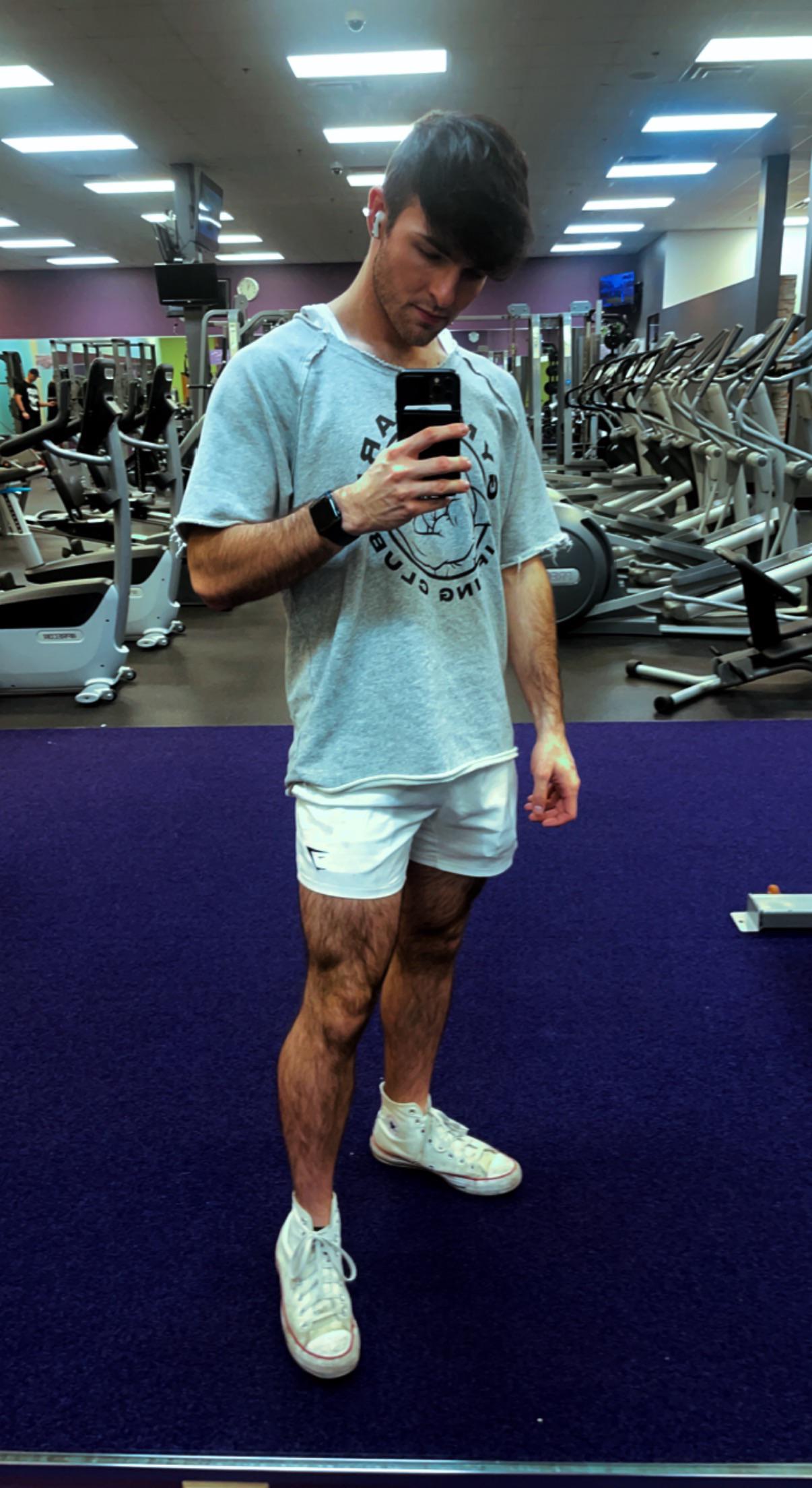 should i shave my legs? 🤔 r/gaybrosgonemild