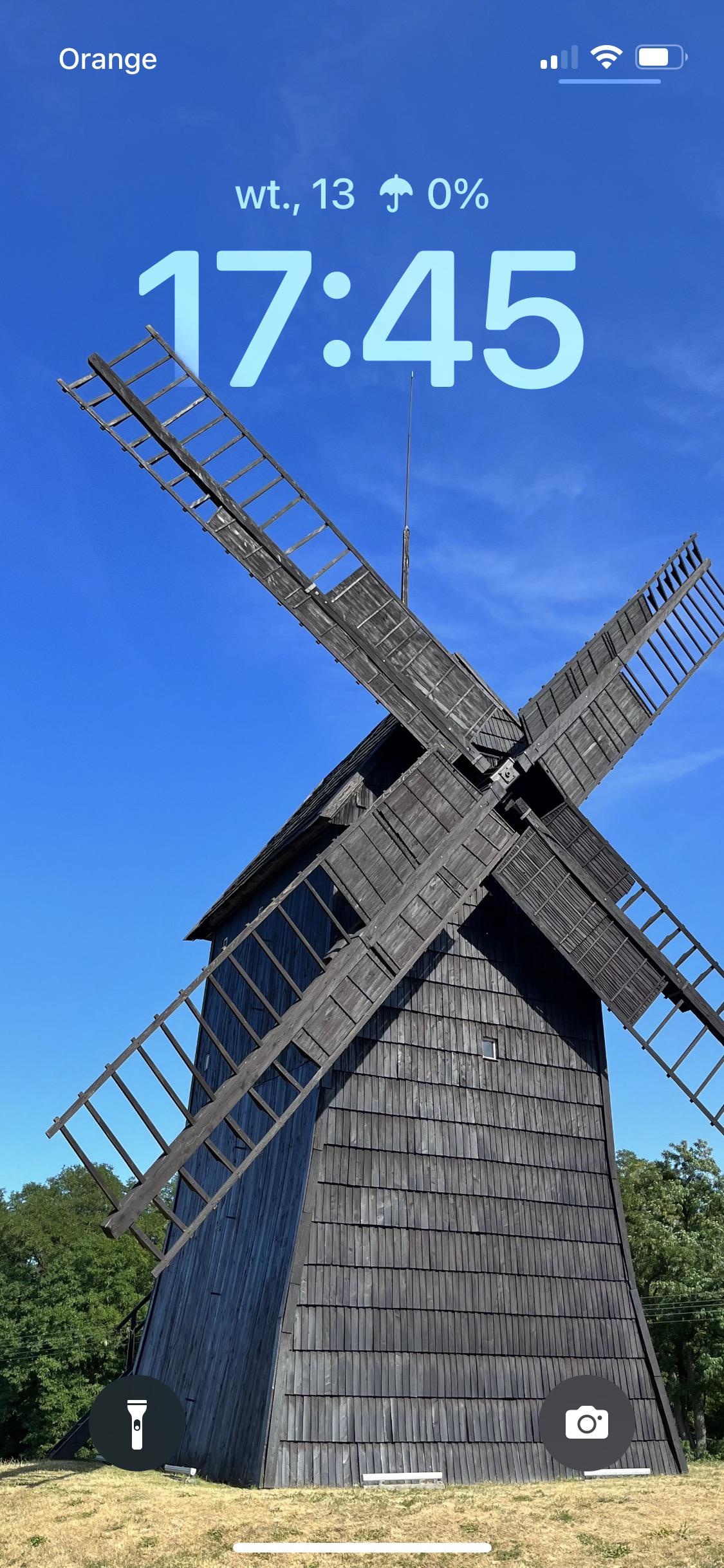 My current wallpaper. Works great with iOS 16 depth effect r/iphonewallpapers